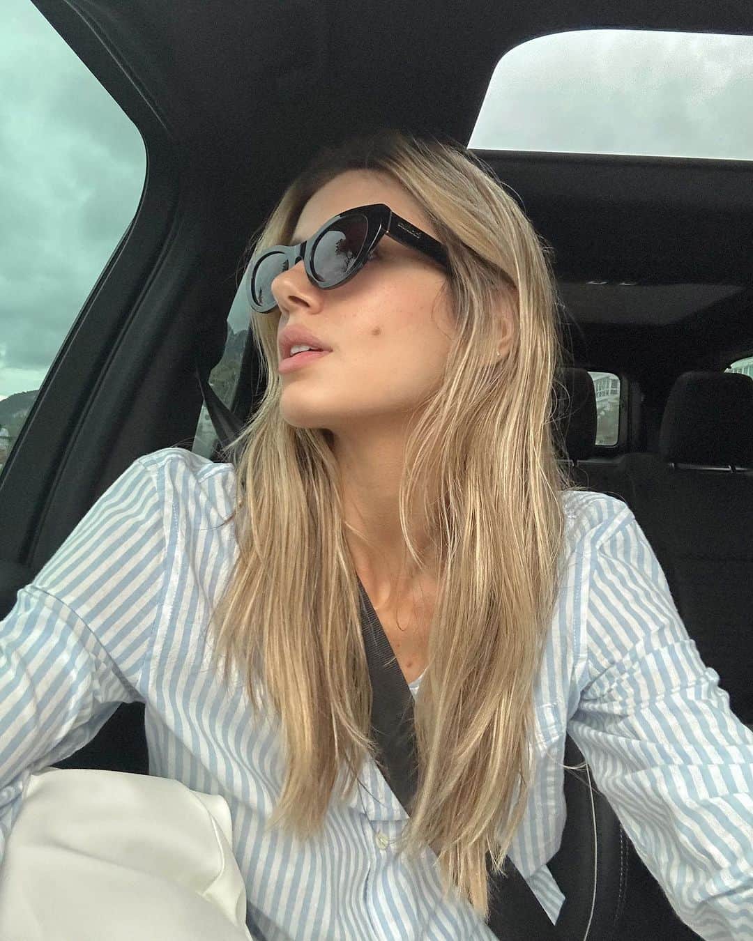 Camila Queirozのインスタグラム：「Sunglasses lover 🕶️🫶🏼 Esse é o RITA, da minha nova coleção com a @colccieyewear  Link no story!」