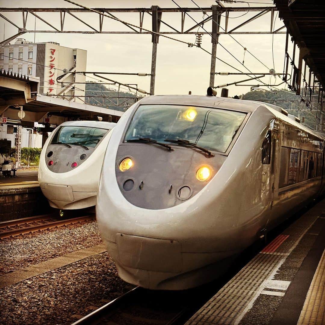 木山裕策さんのインスタグラム写真 - (木山裕策Instagram)「おはようございます☀  昨日は敦賀に泊まったので、今から埼玉に移動します🚆。風が心地よい季節になりましたね😌」10月20日 6時37分 - kiyamayusaku