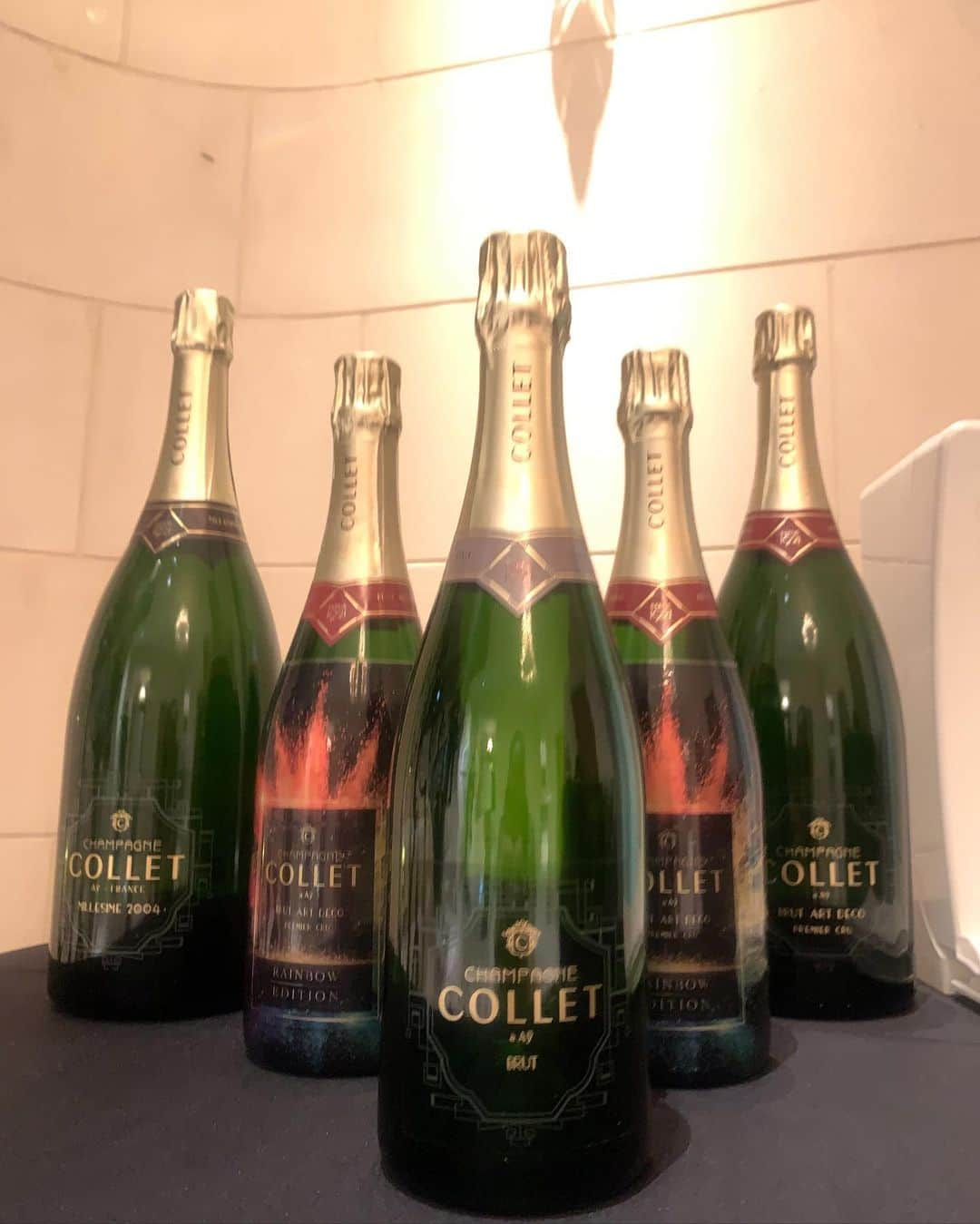 神田うのさんのインスタグラム写真 - (神田うのInstagram)「シャンパーニュ🍾のCOLLET（Tは発音せずコレと読みます）日本上陸8周年誠におめでとうございます🍾🎉㊗️  @collet_jp  @collet.jp  @champagnecollet   本国フランス🇫🇷では100年の歴史があるメゾンなんですよ☺️  そして何故私が今回のパーティーではこんな『ちんどん屋』みたいな格好をしているかと申しますと、ドレスコードがレインボー🌈🏳️‍🌈だったからなんです❗️  コレさん🍾としては、 レインボー🌈の本来の意味である『あらゆる肌の色を超えた国際協力で、差別のない社会🏳️‍🌈』をイメージして集まって頂きたいとの事でした。 ジェンダーフリー、バリアフリー等あらゆる差別のない“自由な世界”を目指そうという気持ちを込めて、基本レインボーカラー🌈🏳️‍🌈である、赤、青、黄色、オレンジ、紫、緑と6種類のカラーを全てコーディネートに取り入れました。 と↑言う事でございます🤣  出掛ける前に『なんとか6色全ての色を取り入れたよ！』と言ったら娘に『今日のママダサい』と言われてしまいましたが😅ドレスコードを忠実に守らせて頂いた結果なのよ〜www  ファッションとはその人の心を表すものですからダサいと言われちゃっても（確かにこのドレスコードでなければ絶対にこのコーディネートはしないですからね😅）お相手（今回はコレさん🍾）へのリスペクト心が伝わる事の方が大事な事ですのでね☺️  そんなコレもお気に入りのシャンパーニュの一つであり、ネット購入させて頂いておりました☺️🍾🍾🍾🍾🍾  田中社長さん💕のご尽力と情熱のお陰様でこうして日本でもコレが飲めるようになり嬉しい限りです☺️ 今後のご活躍も期待しております♪  夏美れいさん💕鈴木慶江さん💕大西亜里ちゃん💕とロブションでのコラボコレディナーを存分に楽しませて頂きました♪ @norieppi  @arionishi  @robuchon_tokyo   れいさん💕ご招待下さりありがとうございました☺️  #chanpagne#collet#chanpagnecollet#シャンパーニュ#シャンパン#コレ#シャンパーニュコレ#シャンパンコレ#日本上陸8周年#おめでとうございます#ジョエルロブション#ラターブルドゥジョエルロブション#夏美れい さん#鈴木慶江 さん#大西亜里 ちゃん#神田うの#unokanda」10月20日 6時39分 - unokandaofficial