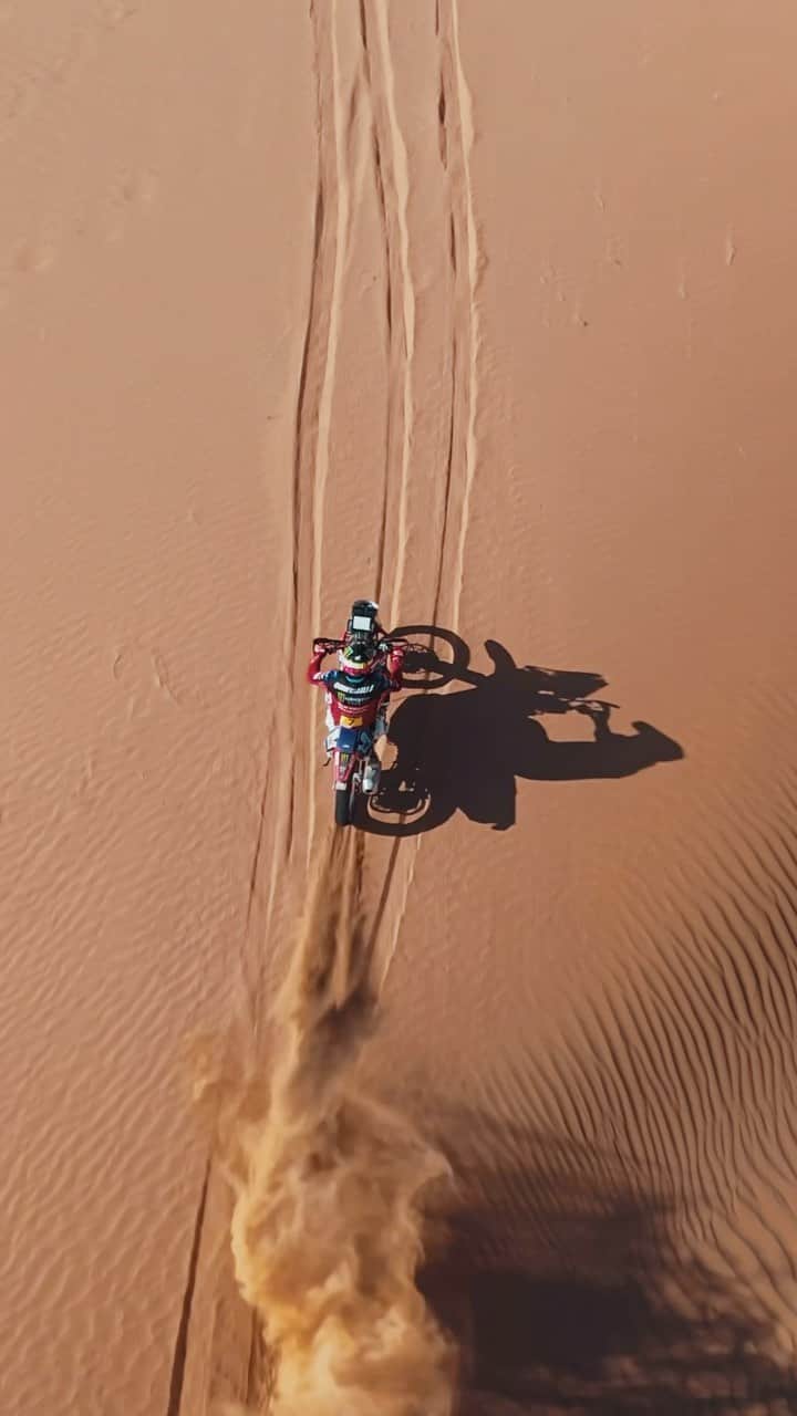 のインスタグラム：「BRAVOOO 🗣 @Quintanilla102 caps off the season with a Stage 5 VICTORY & 🥉 overall @RallyeduMaroc.  #MonsterEnergy #RallyRaid #OffRoad #Moto #Motocross」