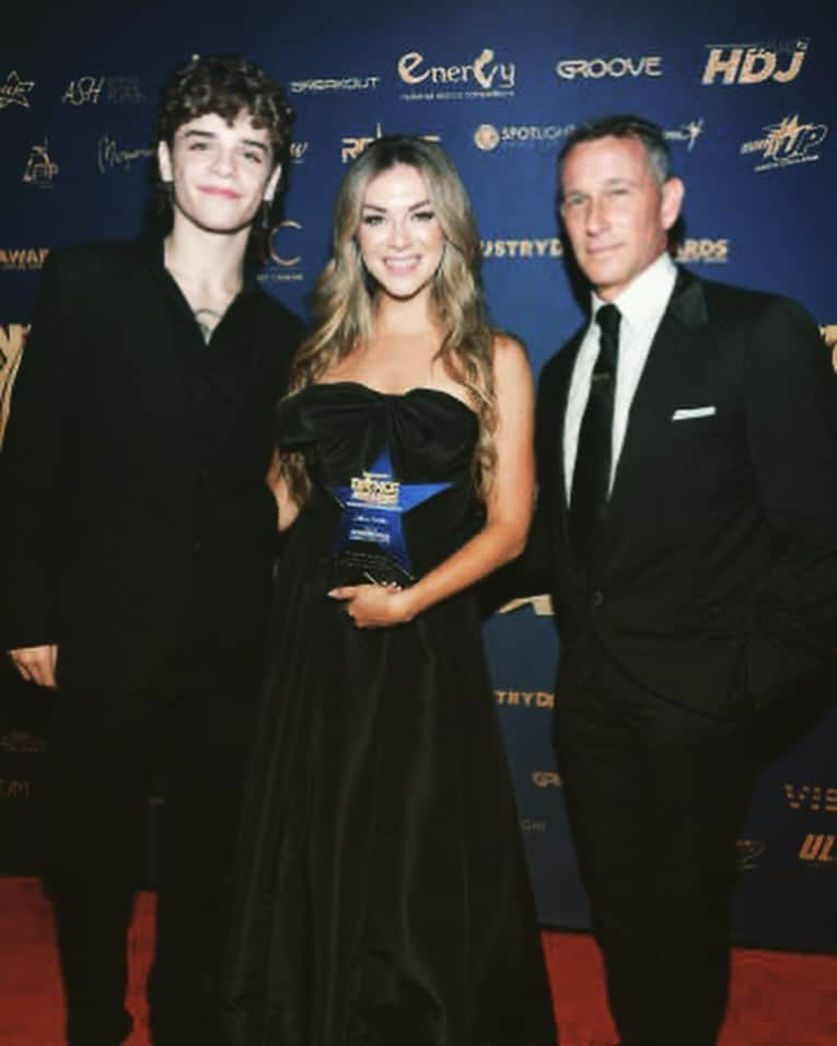 アダム・シャンクマンのインスタグラム：「Celebrating the life of our beloved Stephen “Twitch” Boss with @allisonholker, @juleshough and the first recipient of the scholarship in Twitch’s name, @thetreyrich, at the #industrydanceawards last night.  Thank you Alli for being so kind and perfect and strong, and for asking me to make the presentation for this wonderful new scholarship in your sweet husband’s name. I was deeply honored.」