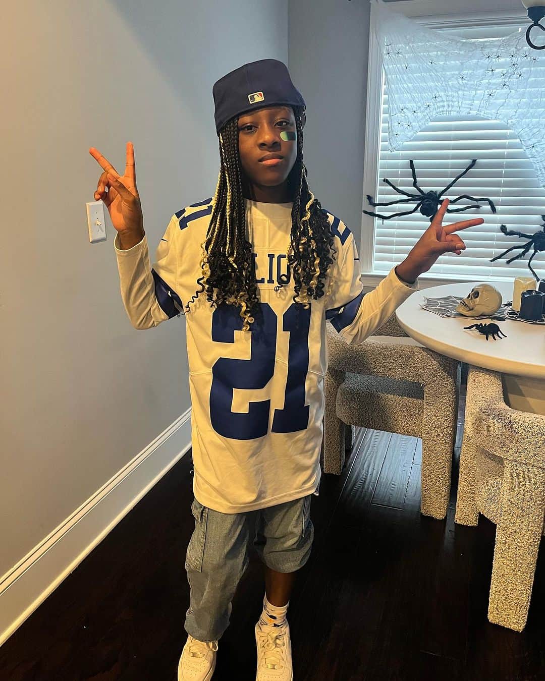 エイス・フッドのインスタグラム：「So My lil twin dressed up in a 2000’s theme today. Lol she think she me or sum. 😂😂😂」