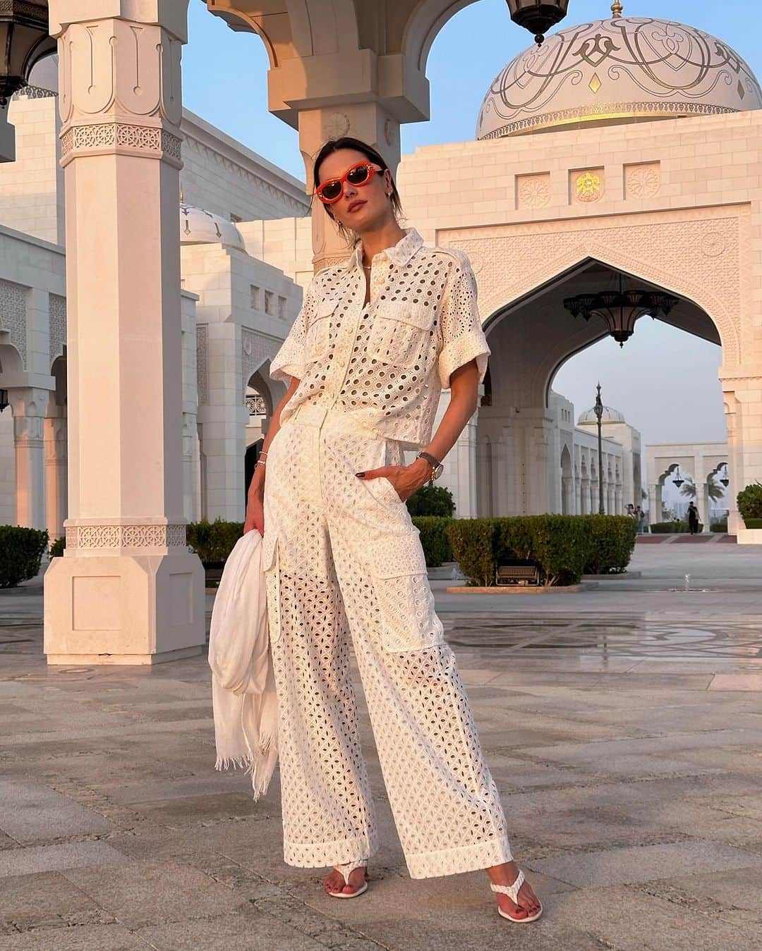 のインスタグラム：「Golden hour 🌞🕌✨ #inabudhabi」