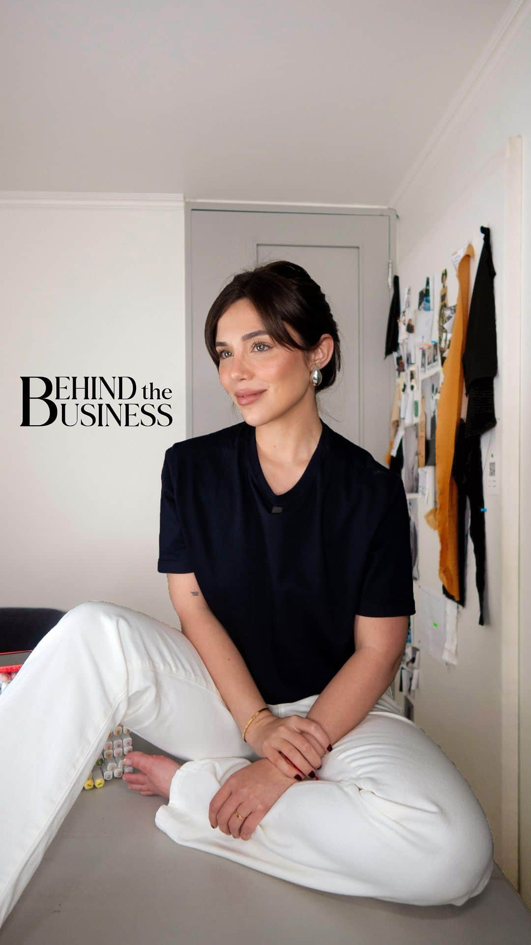 Mariana Sampaioのインスタグラム：「BEHIND THE BUSINESS: tudo o que você precisa saber para abrir uma marca de roupa   Muitas pessoas têm o sonho de abrir uma marca de roupa. Esse foi o meu também. Eu consegui realizar, mas confesso que essa trajetória não foi fácil e ainda tenho aprendido muito nesses dois anos de @shop.myne. Por isso, resolvi trazer algumas dicas essenciais para você que tem esse sonho e que vão te ajudar a estar mais preparada/o quando resolver abrir a sua marca de roupas.   #BehindTheBusiness #Empreendedorismo #MarcadeRoupa」