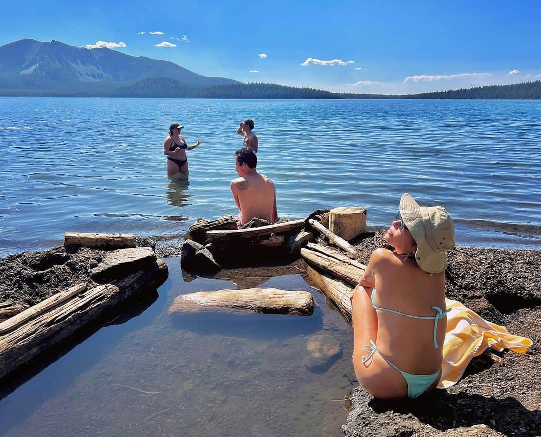 satoprimoのインスタグラム：「🌋 Newberry National Volcanic Monument 6300ftにある双子のクレーター湖🌋  📍Paulina Lake 雪解け水と温泉で出来てて綺麗な湖な上に,波打ち際で火山達を眺めて温泉に入りながら,暑くなったらすぐ目の前の湖にダイブ出来るっていう🌊🏊‍♂️ プクプク温泉が湧き出てるのも見れて面白いし,シャベル持参すれば自分で自由に温泉作れるっ♨️(実際シャベルと木で作ってる人もいた笑  この温泉に行くには片道1hのトレイルが必要だけど綺麗な湖を見ながらなので気持ち良い🌞  📍East lake 双子のクレーターレイクの片割れだから車で5分だったので,ビーチピクニックしてぷかぷかしてまったりしたよ🧡✌️ (最後の写真)  #bend #lapine #newberrynationalvolcanicmonument #craterlake #hotsprings #roadtrip」