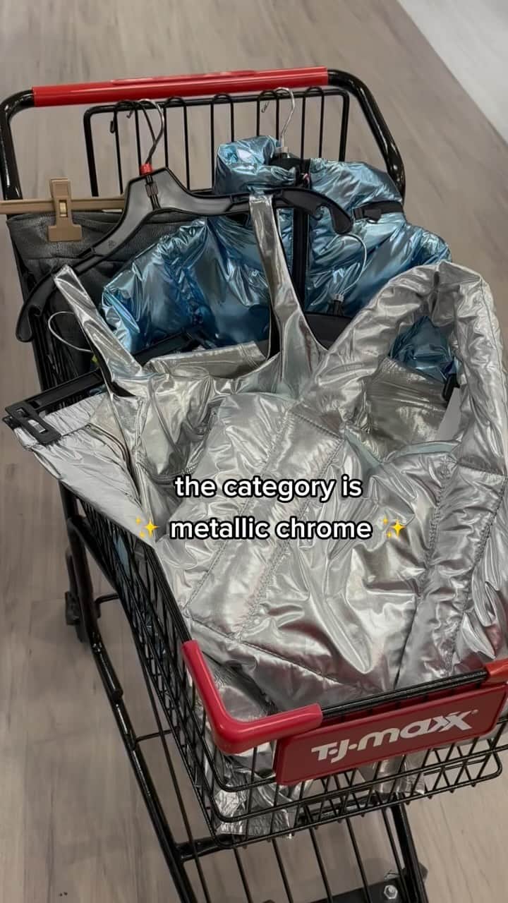 T.J.マックスのインスタグラム：「if only queen 🐝 was still touring…good thing she left us with metallic chrome 🪩」