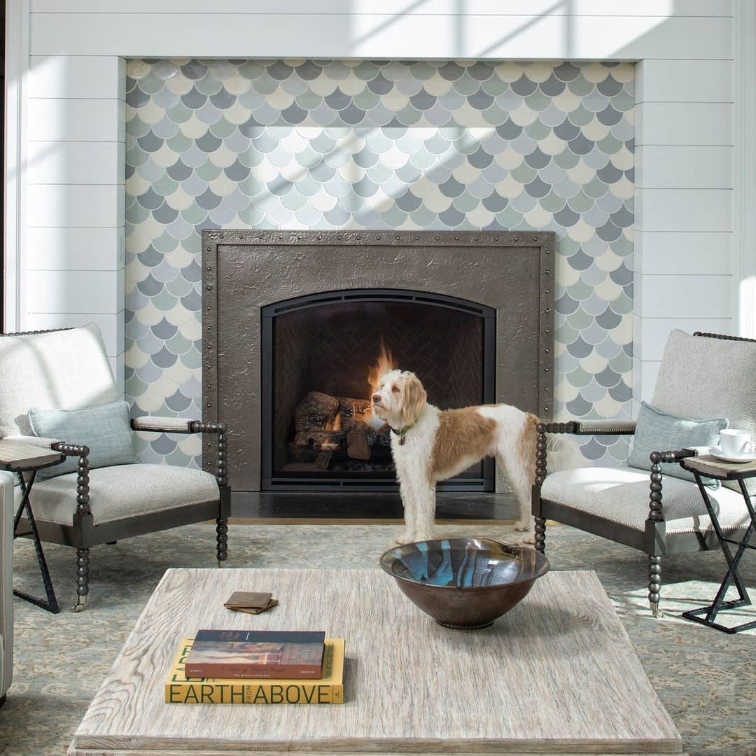 HGTVさんのインスタグラム写真 - (HGTVInstagram)「Dogs + impeccable home design = A winning combination 🐶⁠ ⁠ If you need a mid-week boost, swipe through ➡️ these absolutely paw-fect photos. ⁠ ⁠ Head to the 👉 link in bio for more adorable pictures of pups. #HGTVDesign⁠ ⁠ 📸: @nickglimenakis, @juliesoefer, @thedesignatelier, Eron Rauch, @landmarkphotostudio, @kathrynbarnardphoto, @landmarkphotostudio, @wrsphoto, @tomasespinozaphotography」10月20日 7時06分 - hgtv