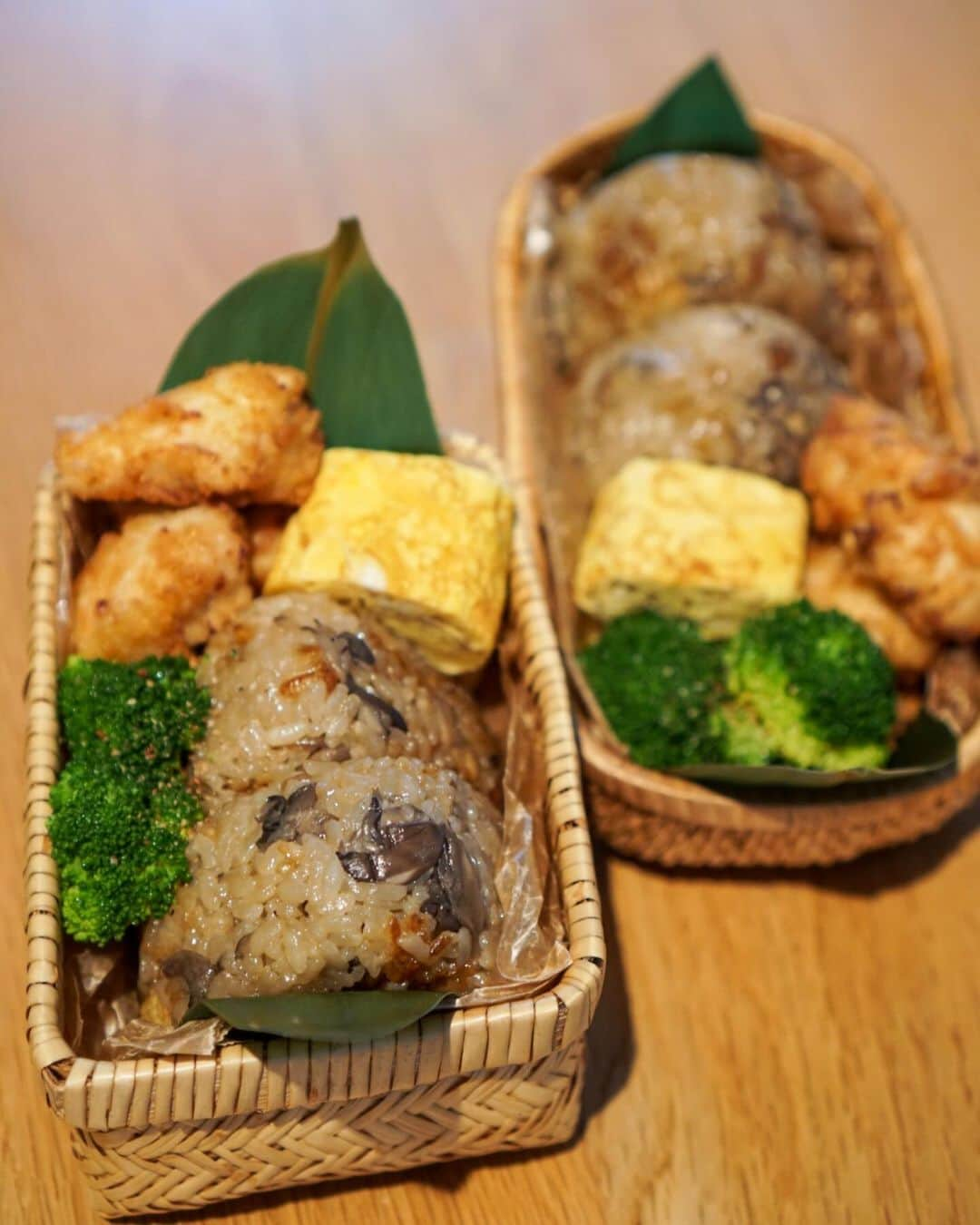 Chiharu Ko8yacのインスタグラム：「⚪︎きのこおにぎり弁当⚪︎ ・ きのこと松山揚げご飯おにぎり 塩唐揚げ たまご焼き ブロッコリーオイル蒸し ・ きのこご飯で#onigiriaction  ・ 大規模修繕も本格的に。 すべての窓をビニールで覆われていて 外が見えず薄暗い。今日のお天気は？とアプリで調べる朝🥹 ・ ちなみに今日は晴れ 27℃まで上がるそう！ ちゃんと🍁するのかな今年 #obento #bento #lunchbox #お弁当 #おべんとう#おにぎり#おにぎり弁当#おむすび#竹かご弁当 #かご弁当#柳行李#riceball#onigiri #炊き込みご飯#唐揚げ」