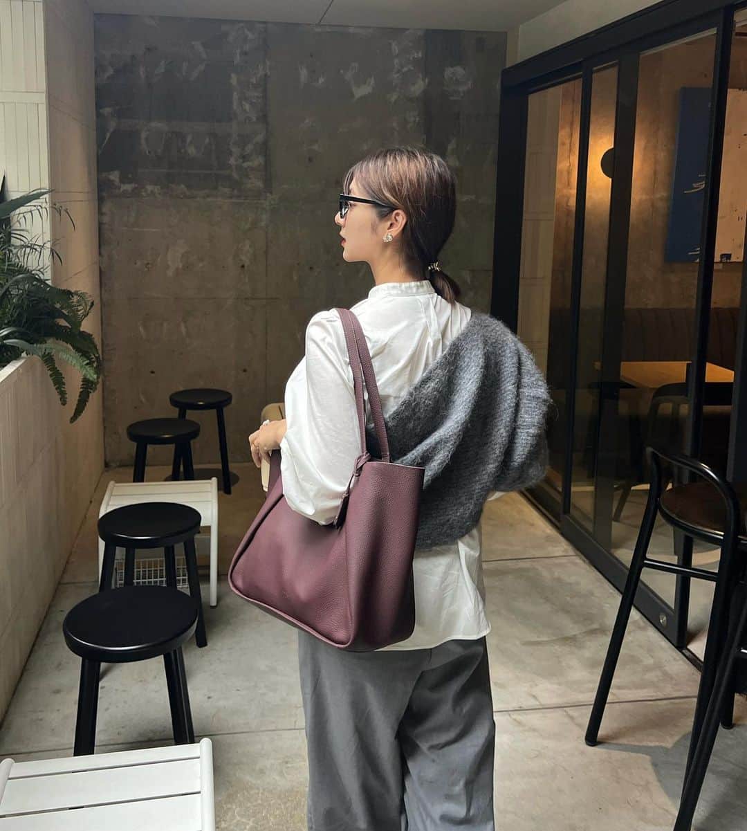 青野未来 / MikuAonoのインスタグラム：「. @tumitravel  トゥミのヴァロリートート🍂  カラーが絶妙でコーデのポイントになって かわいぃ🤭!! 大きめbagが今年っぽくて沢山使ってる🤍🤍 . . #PR #TUMI #トゥミ #TUMIGeorgica」