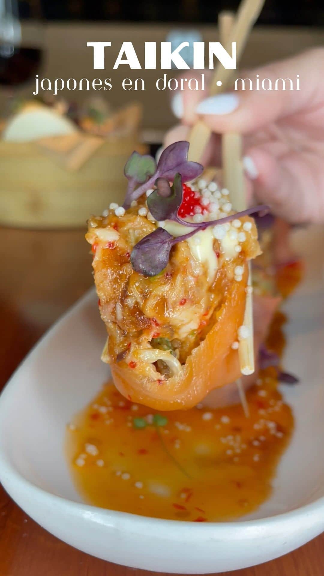 Cesar Gonzalez Cocineroのインスタグラム：「Otro spot que les recomiendo en miami @taikinrestaurant y tienen que pedir ✨   • Rice bites.  • Coquitos de salmón.  • Rosa roll.  • Takosu, tacos de atún.  • Irenko roll. • Mongolian buns.  • New York steak con papas fritas.   Se los juro que van a quedar • Amandooooo • 🫶🏻」