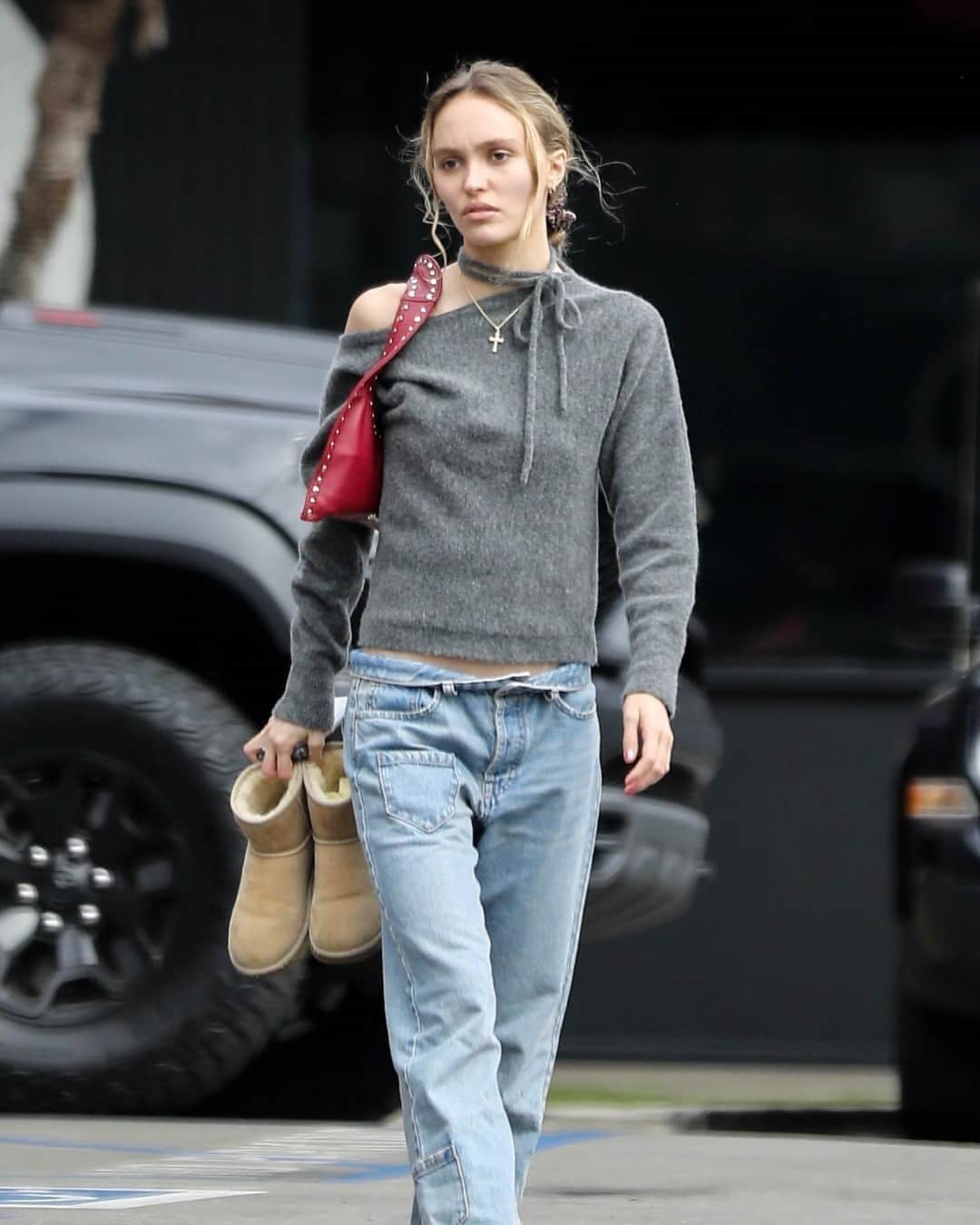 のインスタグラム：「It's officially that time of year... bring out the UGGs, girls. [BACKGRID]」