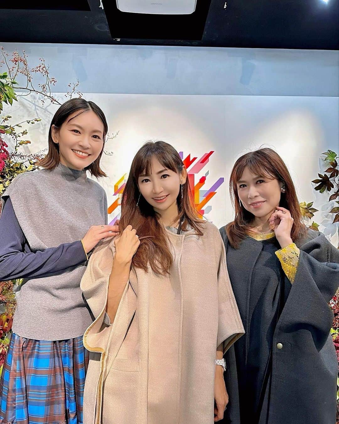 長谷川夕希子のインスタグラム：「夕希ファッション通信🕶️  @qvc_japan のファッションマンス 展示会へ行って来たよ♪  新しいQVCオリジナルブランドが OAされる前に、 実際に生地感など触ったり、 試着できるステキな機会✨😊✨  そのひとつ 人気ファッション雑誌「STORY」など モデルのナオさん @nao_nao310 のブランド @alsome_official の大人可愛い ケープコート🧥を羽織って、 ナオさんとスリーショット📸  ナオさんがお召しの、控えめな光沢とお洒落な色合わせが目を引くチェックのスカートもコーディネートしやすそうで魅力的でした🥰  @qvc_japan では 10/28にOAされる @alsome_official   スワイプして、動画でサクッとチェックしてみてね😉♪  #qvcジャパン  #qvcアンバサダー  #alsome  #ファッションコーディネート  #アラフォーファッション  #アラフォーコーデ  #アラフィフコーデ  #アラフィフファッション  #アラカンコーデ  #アラカンファッション  #qvcjapan」