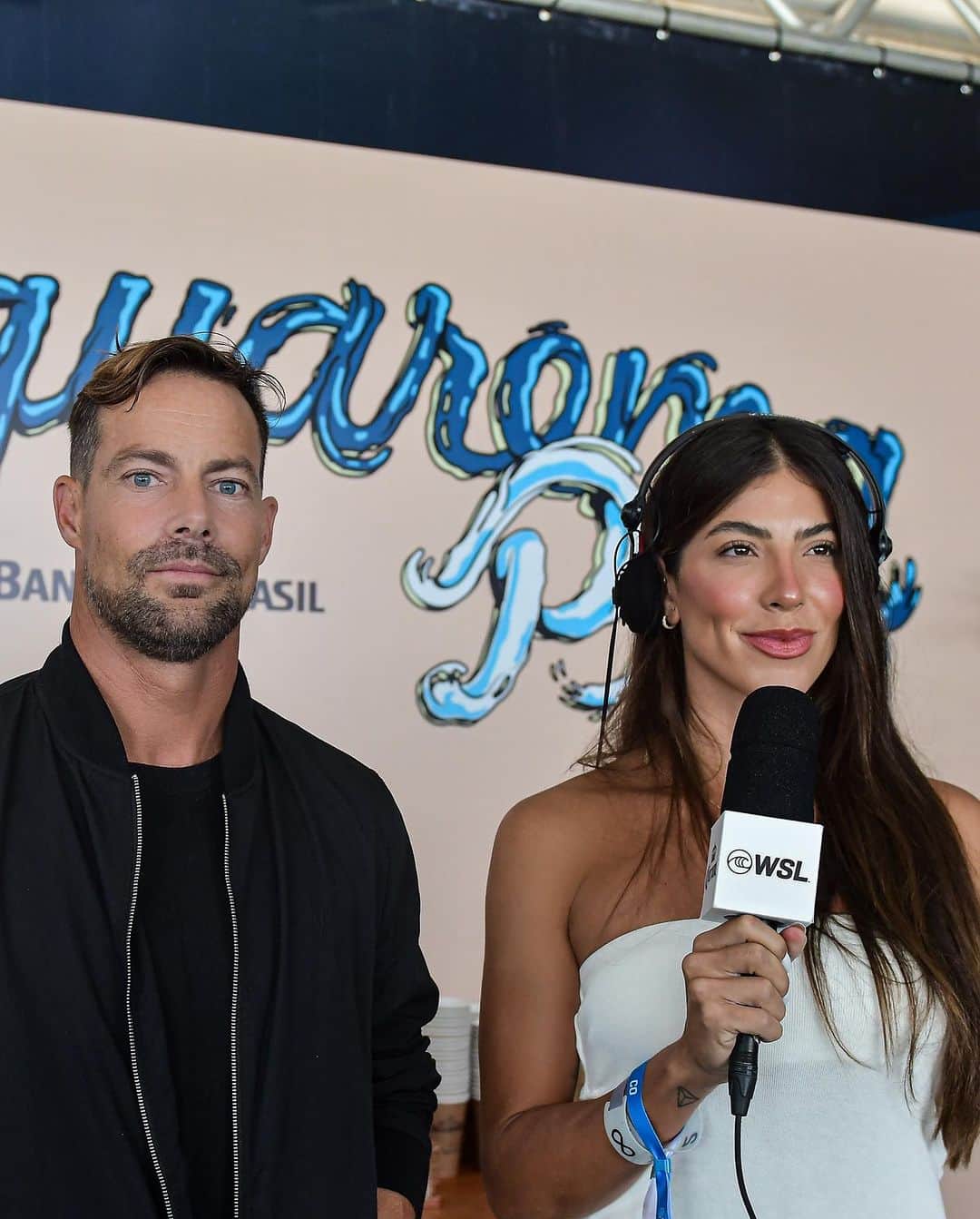 Rachel Apollonioのインスタグラム：「Um pouquinho do que tá rolando nessa semana TAO emocionante!  Mais uma vez tendo o prazer em trabalhar num evento tão importante.. o último CS do ano, aqui no meu País… hora de classificar os atletas que realizam o sonho de entrar no CT do ano que vem!  😁 E eu, alem de estar com aquela sensação incrível de trabalhar com o que amo, com aquele desafio do ao vivo e em inglês… também participei de outras ações MUITO incríveis que a @wslbrasil propôs esse ano… A “Onda Do Bem” que foi uma ação social e tambem uma maneira muitooo divertida e emocionante de lembrar sobre a prevenção do câncer de mama nesse outubro Rosa, com uma mulherada muito incrível que abraçou a causa junto… e tambem o “Sunrise Fit” que foi um treinão de funcional na areia onde eu pratiquei a aula junto com a galera 😁   Ai sem palavra sabe… Muito agradecida e feliz de estar aqui.  Tivemos dois dias OFF no campeonato mas os próximos dias prometem!  Ainda tem muita coisa importante na disputa entao assistam ao vivo em worldsurfleague.com ou no app da @wsl 🤙🏽  Ps: o último video é minha mídia favorita 😂😂😂   Photos @eu_thribeiro」