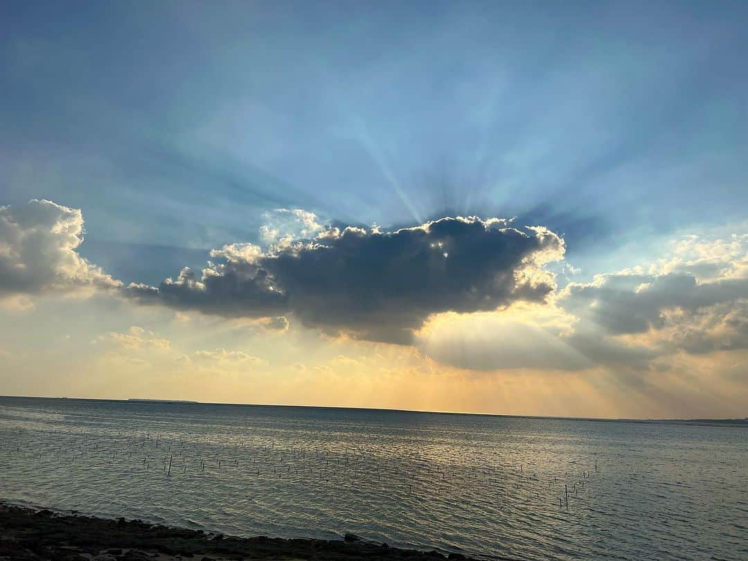 高松いくのインスタグラム：「帰ります✈️  任務完了🌳 本日、夜、帰京。  フクギ並木の皆様 本当に、 本当に ありがとうございました。  クジラの泳ぐ備瀬の空  約1か月、ギュギュギュッと詰まった思い出  一生忘れない😌  そして まだまだ、私の旅は続く。  でも、明日が来るとは限らない。 今日の旅も全力で楽しみますヽ(´▽｀)/  人生は、ホント、旅ですね♪  毎日毎日、リトリートでした。  沖縄の旅 残しておきたい写真まだまだあるので お付き合いください😊🌺 . (　ﾟдﾟ)クジラ🐋☁️  #クジラ  #空 で泳いでた #雲 #沖縄 #備瀬 #本部町」