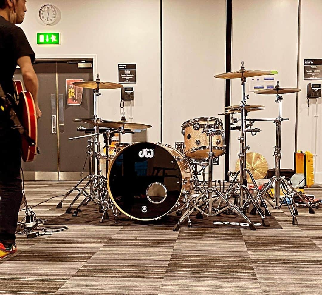 たちばな哲也さんのインスタグラム写真 - (たちばな哲也Instagram)「[THE PRIMALS] 今日は会場内のブースで楽器のチェック。 コンディションは悪くないね^ ^  今回の相棒は久しぶりのdw君。 頼むぜ相棒！  #LONDON  #THEPRIMALS」10月20日 7時26分 - itecchi