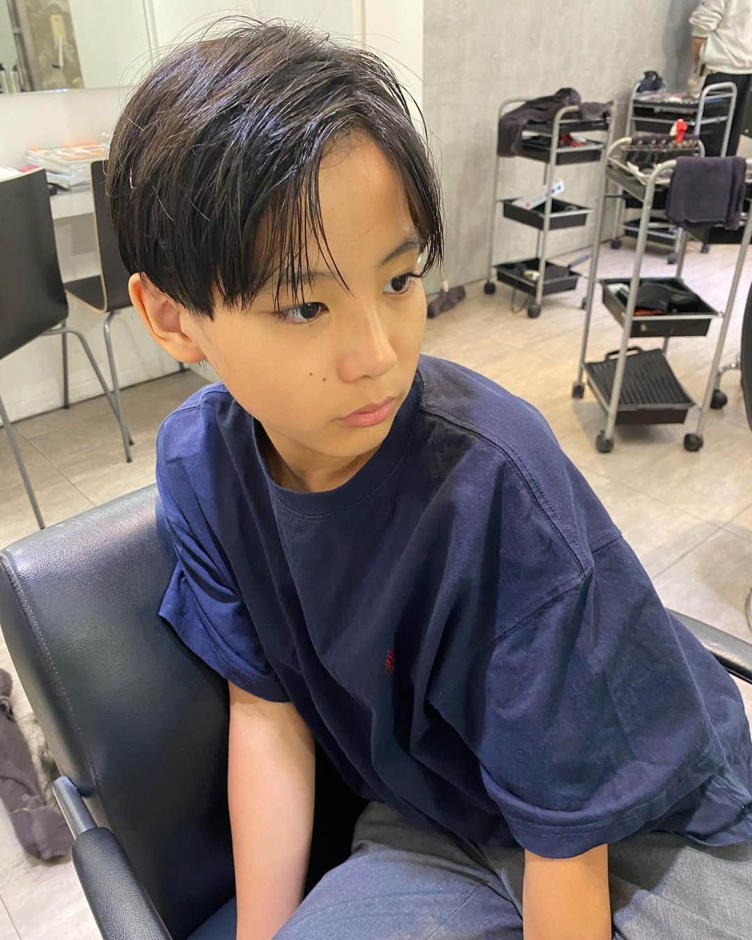 ayakoのインスタグラム：「♡ 昨日1枚目の息子 学校休みだったんだけど 15時まで寝てた…前日22時に寝てます。はい。  私出掛けてたんだけど、あまりにも連絡つかないから 心配した😅  15時にやっと電話出て  👦なに？  いや、何じゃないから。。っていうやり取りを 2人交互にしてる気がする  2人とも休みの日は驚くほど寝る😴  膀胱大丈夫かね。。  成長期はよく寝る…っと✍️ おばばは3時間で目が覚めトイレ、その後は夢か現実かの狭間で朝を迎える…っと✍️  #中学生男子#中学生ヘアアレンジ #双子#男子校」