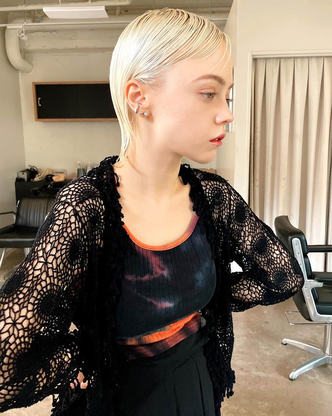 のインスタグラム：「たまにはピタッとまとめてみたり🤲 以上、ウルフスタイルの3変化でした🤲 ・  #ウルフカット  #ブロンドヘアー  #ブロンド #blondhair #olaplex #balayageartists #ホワイトヘアー #ホワイトベージュ #ケアブリーチ #ハイトーンカラー #bleachhair #ボブスタイル #外国人風ヘアー #グラデーション #バレイヤージュ #gradationcolor #balayage #balayageombre #balayagehighlights #Whitecolor #ブロンドヘアー #抜きっぱなしブリーチ  #ホワイトブロンド #ホワイトブリーチ #外国人風ハイライト」