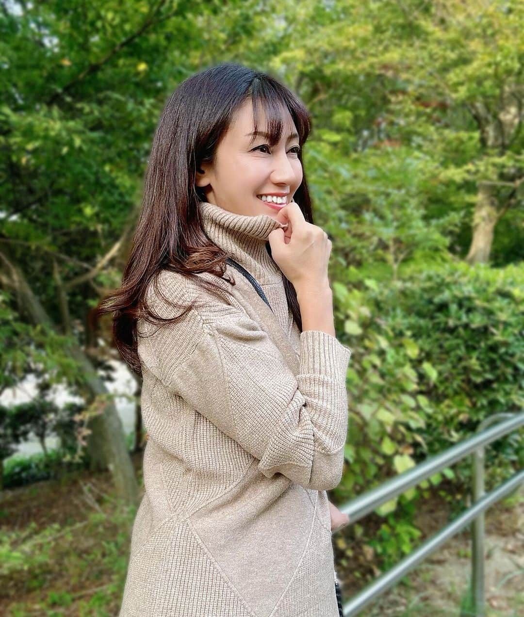 マキさんのインスタグラム写真 - (マキInstagram)「おはようございます🌞  今日は金曜日‼️ アッと言う間に週末ですね！  昨日も昼間は暑かったです💦 でも夕方からは気温が下がるので この時期は薄手ニットが大活躍👍  昨日のコーデ ベージュXブラックカラー  薄手タートルニットはざっくり着用したいからサイズLにしてる @rakutenhellocity   カラバリも豊富でニットなんだけどシルクのような滑らかさで気心地が良いの‼️  @lilic_official  のバイカラーロングスカートに合わせて、大人シンプル秋コーデ  上質なニットは色々なコーデに合わせやすく重宝しますよ。  是非チェックして見てね！  今日も笑顔で素敵な一日を😊 いつもいいね👍コメント📝ありがとうございます❤️  #pr#楽天#薄手ニット#秋コーデ#アラフィフファッション#お洒落さんと繋がりたい#ニットコーデ#ベージュX黒」10月20日 7時29分 - maki_s0205