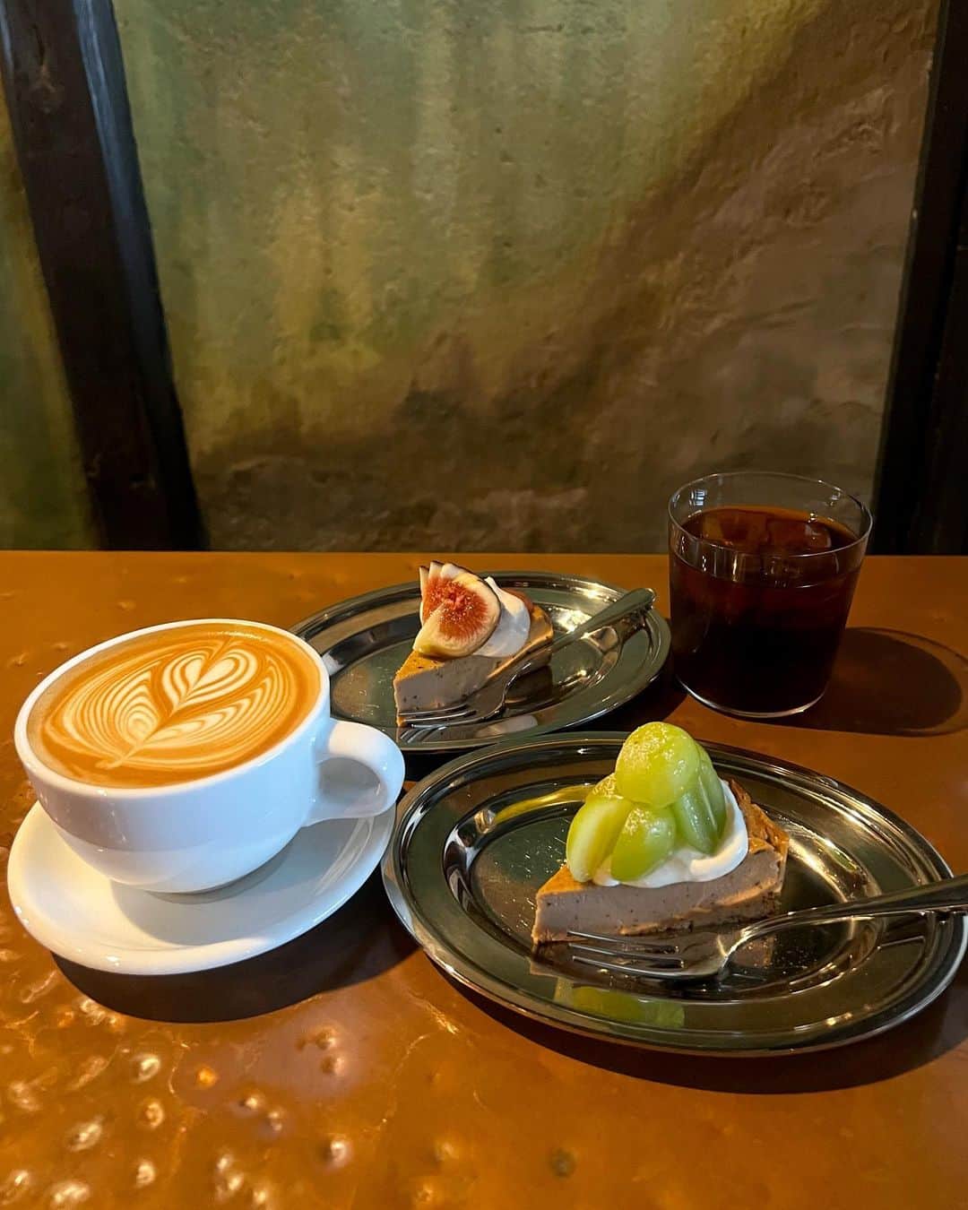 ののさんのインスタグラム写真 - (ののInstagram)「気になっていた京都の古民家カフェ #actualkyoto  阪急大宮駅から徒歩圏内🚶‍♀️  和紅茶のチーズケーキはしっかり紅茶の風味がした  嵐電の線路沿いにあるカフェなのでテラス席と2階席（窓側に2席のみ）に座れたら電車が目の前を通るのが見れるよ〜 私は店内の席だったけどそれでも電車通るたびに電車よく見えた🚃  #京都カフェ#京都グルメ#京都古民家カフェ#古民家カフェ#四条大宮#四条大宮グルメ#四条大宮カフェ#カフェ#カフェ巡り#カフェ部#カフェ活#カフェラテ#チーズケーキ#シャインマスカット#イチヂク#kyoto#kyotocafe#actual」10月20日 8時05分 - nonoko0309