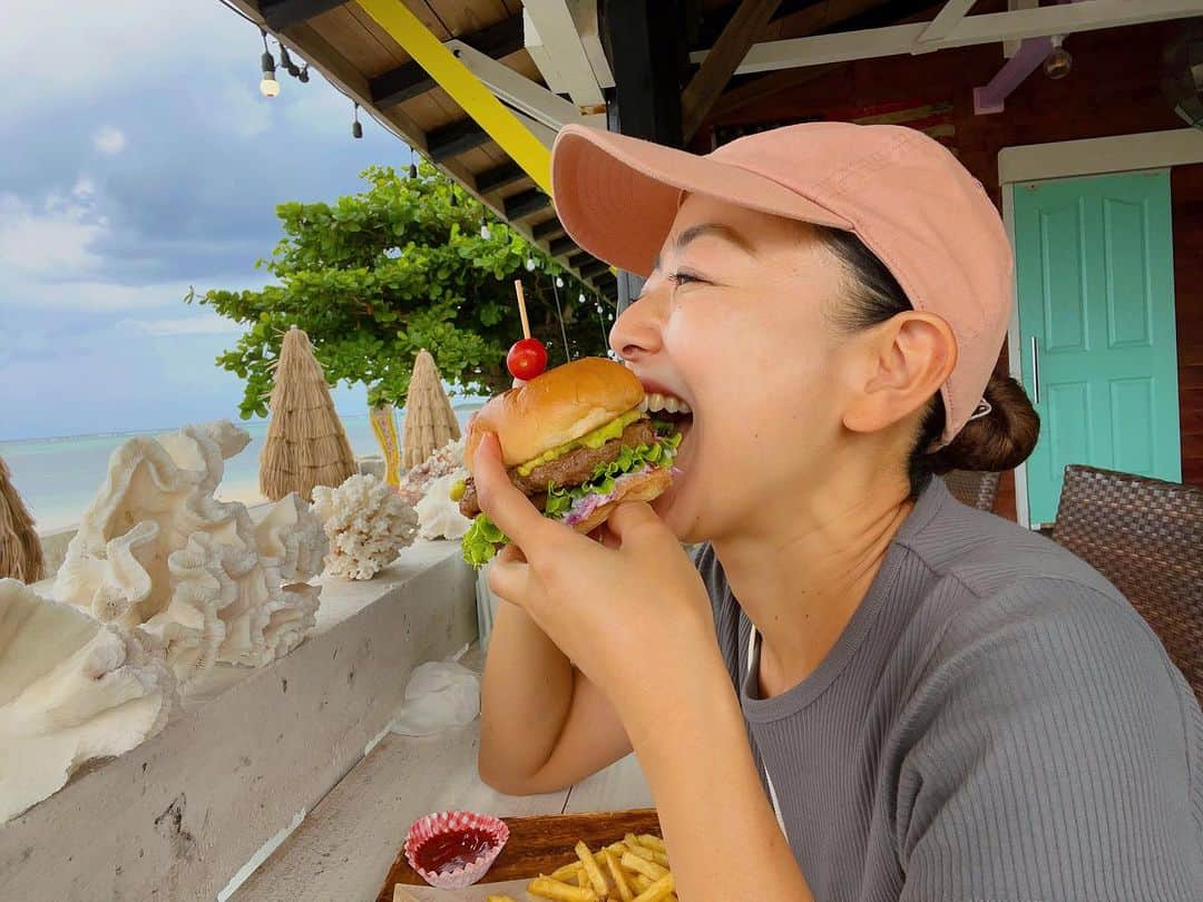 高松いくのインスタグラム：「沖縄といえば ハンバーガー🍔  沖縄美ら海水族館、エメラルドビーチ前、フクギ並木の入口にロケーション抜群の本格アメリカンレストラン 『Seaside cafe&bar BuLL's』@bulls_motobu2000   沖縄県国頭郡本部町にある オキナワハナサキマルシェの中にある焼肉店の 系列のお店だった事を、最終日に知った  備瀬の海を見ながら🌊のんびり頬張ることが出来る  何層にも色が重なる美しいエメラルドビーチが見られる オープンの11:00〜お昼時か  🌆夕焼けの美しい備瀬の海と空が見られる夕方か...  フクギ並木のお店の中で夜遅くまでやってるお店 3、4カ所だから その中の貴重なお店です  お店全部閉まっちゃった💦💦って時にも 定休日が無いと🤔 (⚠️地元の人は、どこかお店に行く時は必ず電話してからいくらしい（笑）)  まだまだ フクギ並木のお店情報、続きます😊  #沖縄 #海が見えるカフェ #ハンバーガー #okinawa  #本部町 #備瀬 #美ら海水族館  #グルメ #旅行 #食旅 #trip #eat #food #sea #bise   #備瀬フォトコン #備瀬のフクギ並木  @fukukitaru_cafe_okinawa_bise」