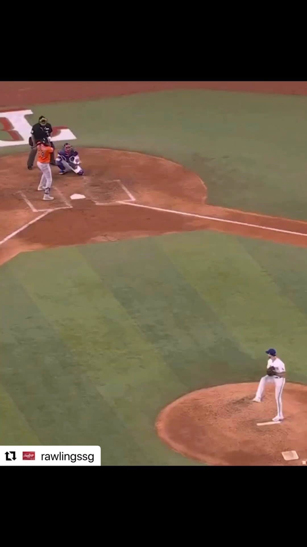 のインスタグラム：「#Repost @rawlingssg with @use.repost ・・・ This angle from the @leodytaveras home run robbery last night 🤯 #TeamRawlings   (Via: @mlb) #ローリングス  #野球 #守備 #グラブ @rawlings_japan_llc」
