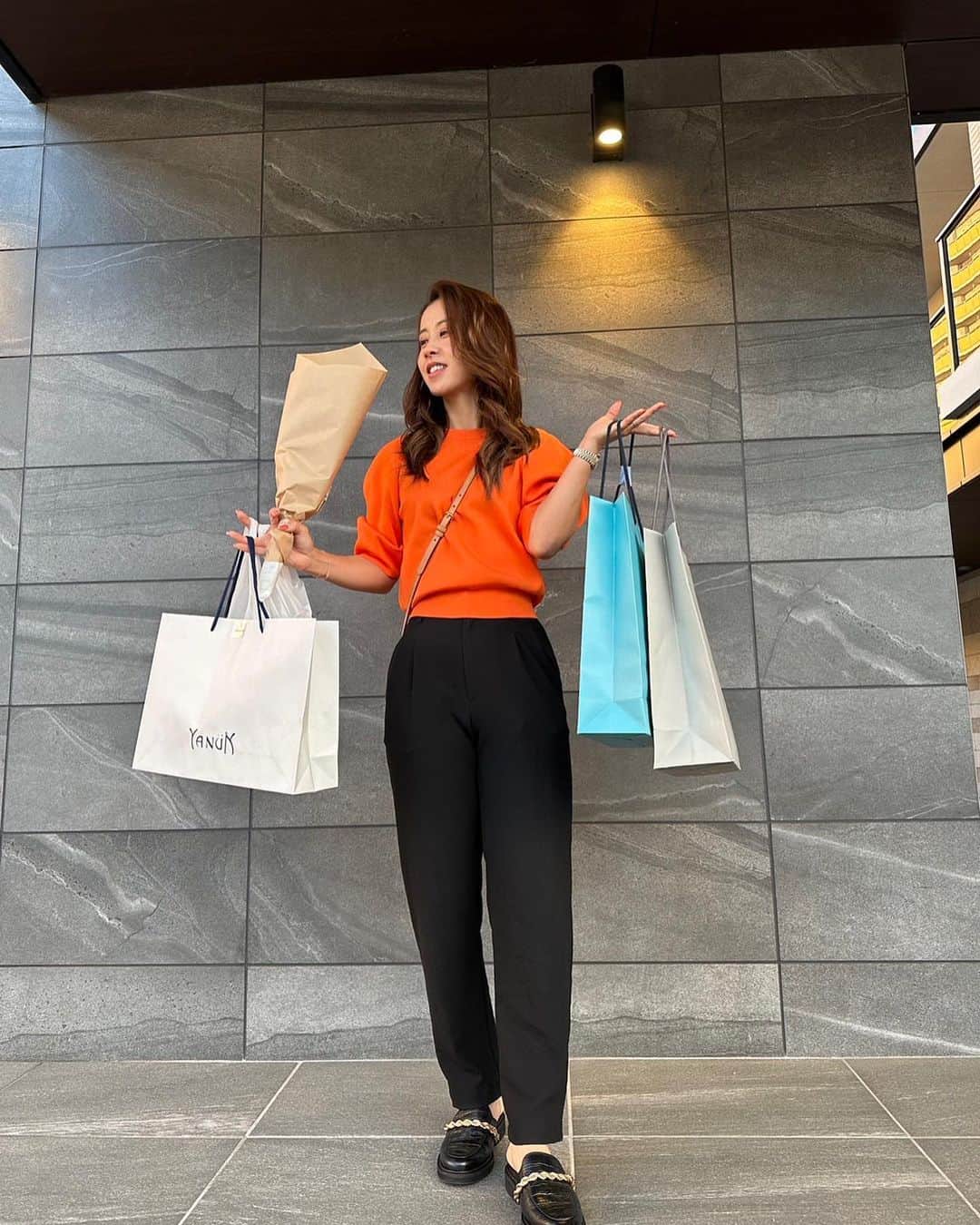 加賀其真美のインスタグラム：「昨日は久しぶりにお買い物🛍️💛🩷💛 ゆっくりランチして行きたいお店歩きまわってお花も買って💐🩷 そんな一人時間も好き😚✨ ． みんなは最近お買い物したー🥳🤩？」