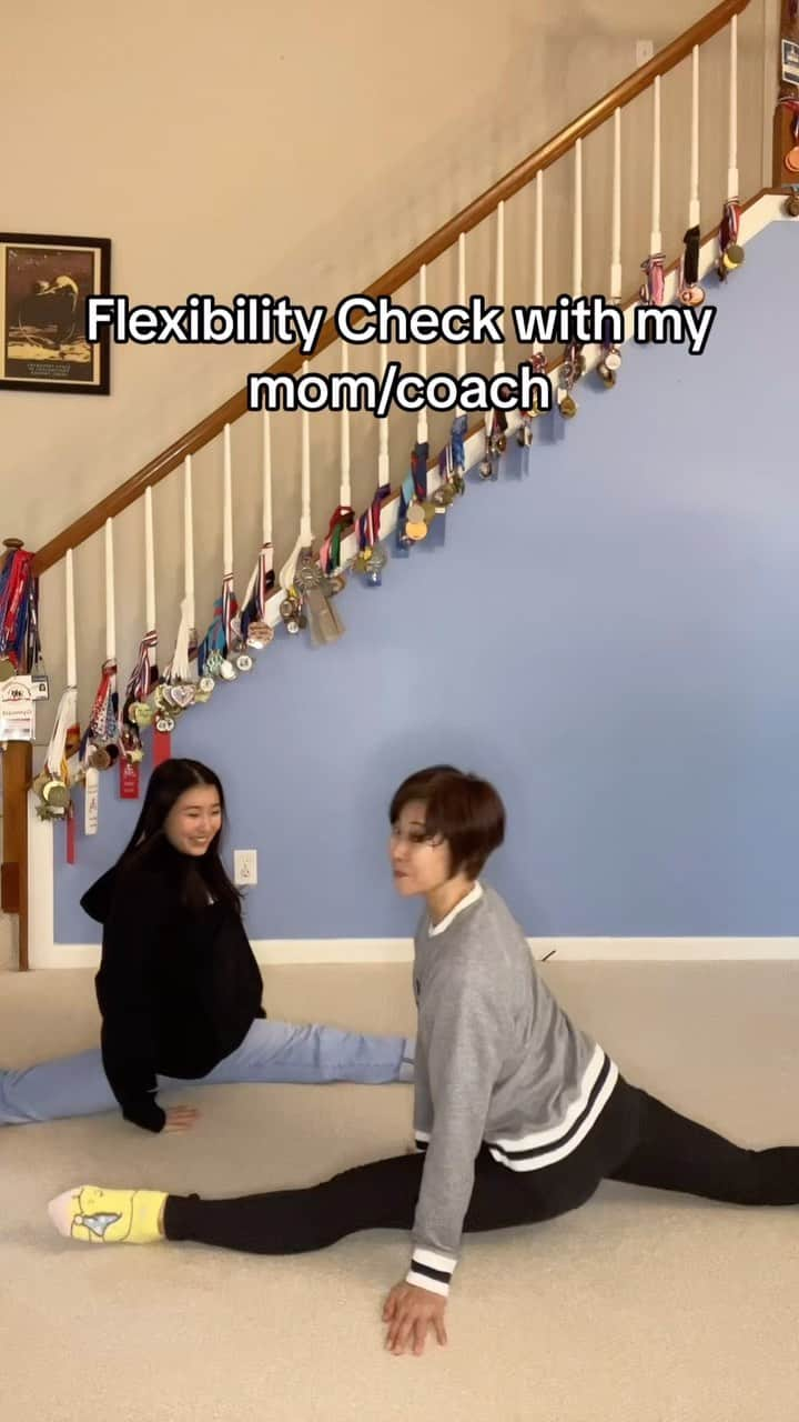 篠原枝令菜のインスタグラム：「Flexibility test with my mom @nancyshinohara ! She’s still got it :)  #family #mom #daughter #flexibility」