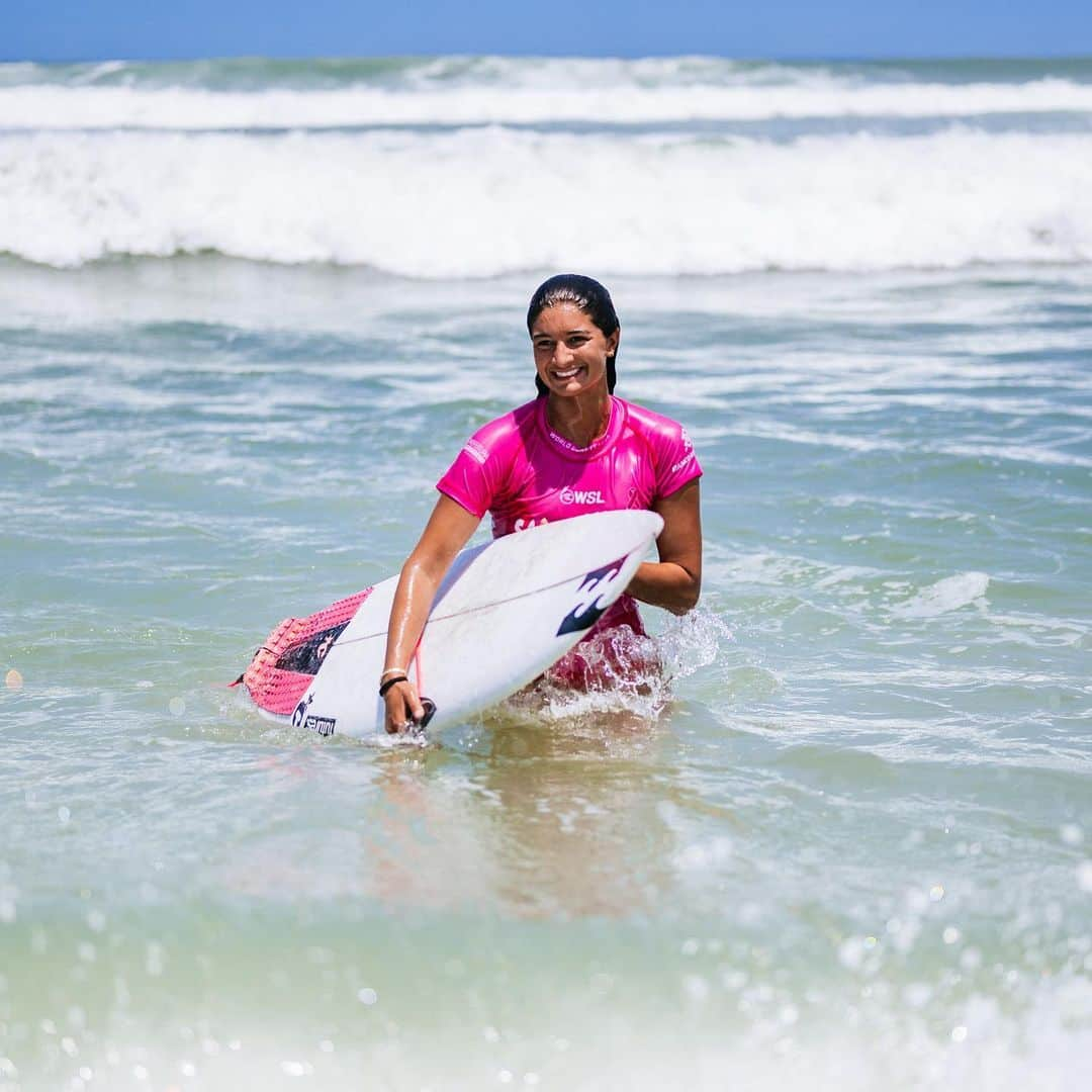 Luana Silvaさんのインスタグラム写真 - (Luana SilvaInstagram)「Surfing ❤️ Thank you for everything. Competition is such a whirlwind of emotion. But I love it. Every win and every loss is all worth it in the end to accomplish your dream. Next year there’s more, and I’m more excited than ever. To keep pushing and keep working hard. Thank you to my team, sponsors, family and friends who constantly support me. And everyone for the sweet messages.   Surf ❤️ obrigado por tudo. A competição é uma mistura de emoções o tempo todo e eu amo isso. Toda vitória e toda derrota , tudo isso vale a pena em prol da realização do sonho. Mal posso esperar pela a próxima temporada ano que vem, muito motivada para continuar extendendo meus limites, evoluindo e trabalhando duro. Obrigado ao meu time, família, amigos e patrocinadores que tem constantemente acreditado em mim. E a todos pelas mensagens de incentivo. 🇧🇷」10月20日 7時50分 - luanasilva__