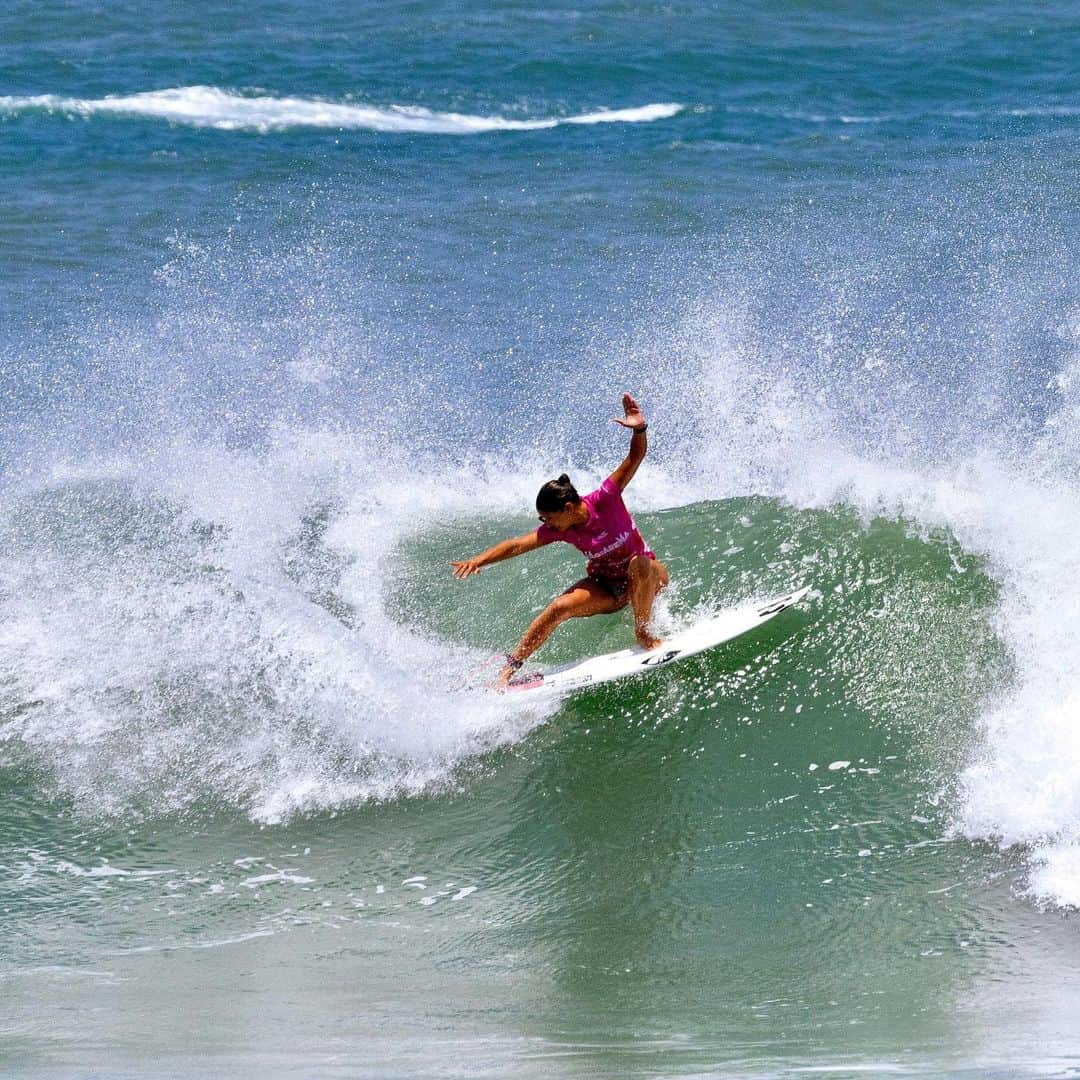 Luana Silvaのインスタグラム：「Surfing ❤️ Thank you for everything. Competition is such a whirlwind of emotion. But I love it. Every win and every loss is all worth it in the end to accomplish your dream. Next year there’s more, and I’m more excited than ever. To keep pushing and keep working hard. Thank you to my team, sponsors, family and friends who constantly support me. And everyone for the sweet messages.   Surf ❤️ obrigado por tudo. A competição é uma mistura de emoções o tempo todo e eu amo isso. Toda vitória e toda derrota , tudo isso vale a pena em prol da realização do sonho. Mal posso esperar pela a próxima temporada ano que vem, muito motivada para continuar extendendo meus limites, evoluindo e trabalhando duro. Obrigado ao meu time, família, amigos e patrocinadores que tem constantemente acreditado em mim. E a todos pelas mensagens de incentivo. 🇧🇷」