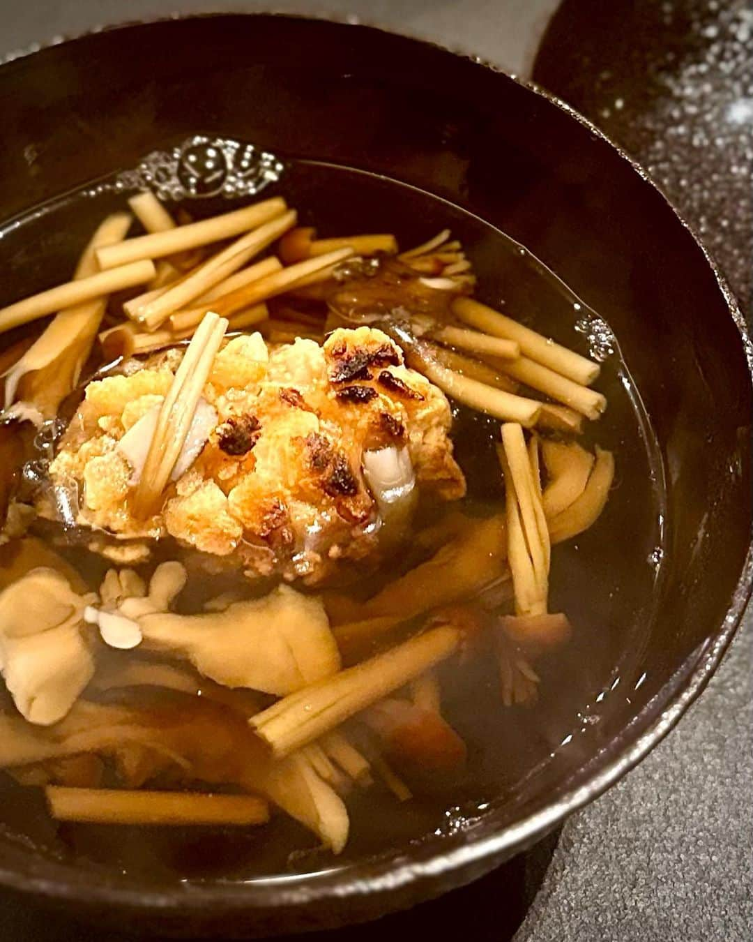 箕輪玖美さんのインスタグラム写真 - (箕輪玖美Instagram)「割烹 茂幸🍽️ ・ ・ 【麻布 幸村】から3年前に独立され、肩肘張らずに日本料理が頂けるお店✨ 近くにあるのでご近所のご夫婦をお誘いして😊 ・ ・ なんと、主人の友人の奥さまが美魔女だったと言う世間は狭いシリーズ‼︎😳 共通のゴルフ話でワイワイ楽しい夜でした♪ ・ ・ 秋の味覚を満喫♪ お腹一杯、ご馳走様でした😋🙏  #茂幸 #割烹料理 #代々木上原グルメ #代々木上原ディナー #食いしん坊 #チーム美魔女 #3期と5期 #アラフィフ女子 #箕輪玖美」10月20日 7時56分 - kumi.111