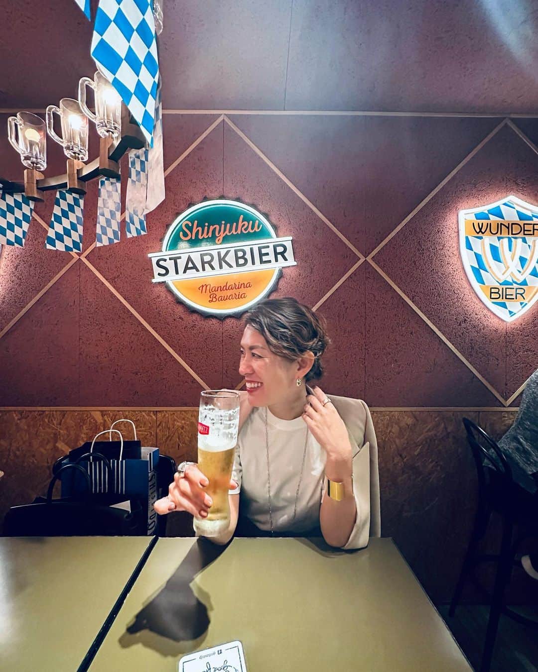 大草直子さんのインスタグラム写真 - (大草直子Instagram)「おはよう🌞 今朝はお気に入りのスープを食べ☜飲む派？食べる派？、上機嫌のティーンネイジャーとふたりで「もう恋なんてしない」を大熱唱し、自分のお膳は一度言っただけで下げ、「ベッドメイク🛌ねー」の声かけ☜上から言わないように努力😎😏に応え、「がんばりまーす」と、出かけていった。結果、カバーで隠しているだけだが、良しとしよう。  ふう、今朝は良い朝だった☕️平和だった🕊️ありがとう。  さて、昨日、資生堂の素晴らしいスタジオから配信した @revital_jp のライブ、見ていただけますでしょうか。 まぶたがかぶる、まつ毛が上がりづらい、 写真を撮ると目が小さく見える、アイシャドウがくすむ。 私自身のこんな悩みに、ひと筋の光。 明日発売のアイゾーンブースター。化粧水前、 導入剤として使います。１ヶ月しっかり使って、 目元に嬉しい変化が👌マッサージの仕方や、 サンプルプレゼントの話も、ライブでしています。 あ、コーディネート👗👠の話も。 ぜひ、アーカイブ見てね💜💜 #原稿書いて #撮影に行ってきます #あなたと一緒だと飽きないよ #写真は昨晩 #ドイツビール🍻🇩🇪美味しかった #朝から失礼 #ま、金曜日なんで #素敵な週末を #母は日曜日からインド🇮🇳です #PR #ジャケットは @ysl  #Tシャツは @hanes_japan  #バングルは @bijou_de_m  @revital_jp」10月20日 7時58分 - naokookusa