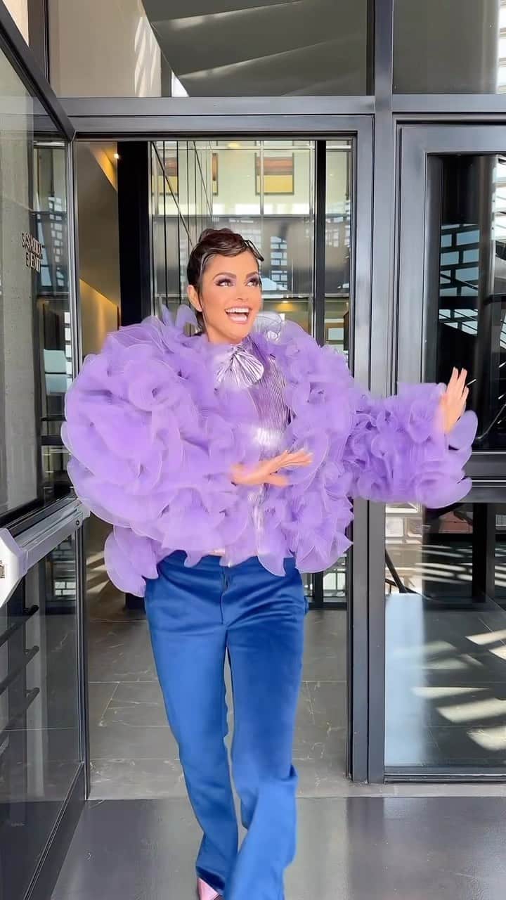 のインスタグラム：「Jueves con sabor a Viernes 🎶🥳」