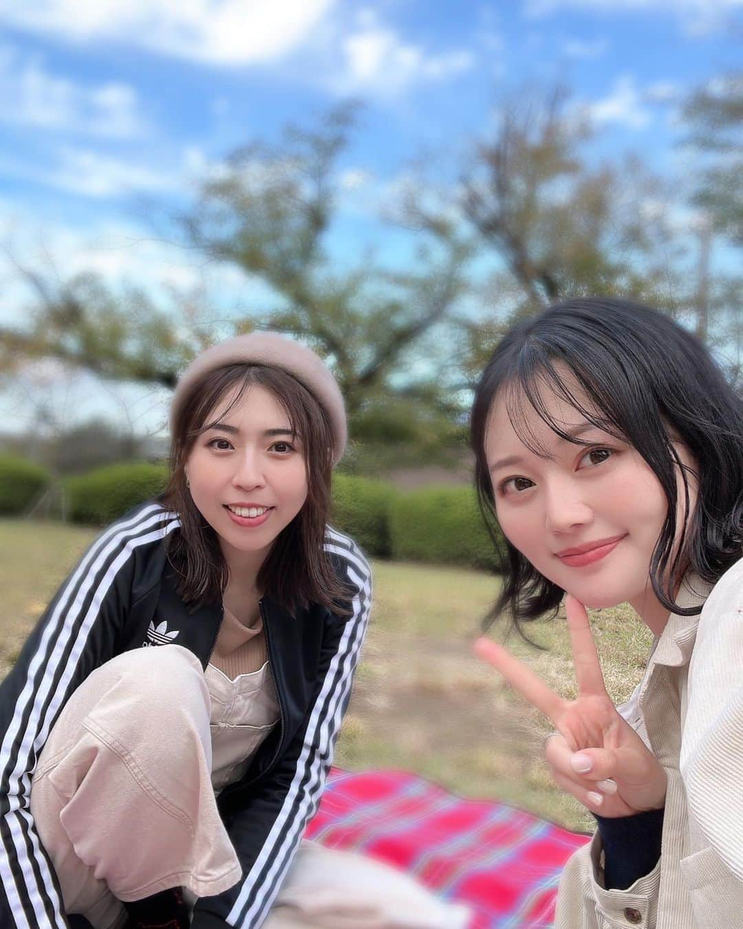 音羽紀香（のんちょ）のインスタグラム：「お友達とピクニックしたよ☺️♪  気持ちのいい気温に、金木犀の甘い香り、 優しい風に、自然体でいれるお友達と。  そして美味しいハンバーガー🤤💕 最高やんけ！！  #ピクニック  #金木犀」