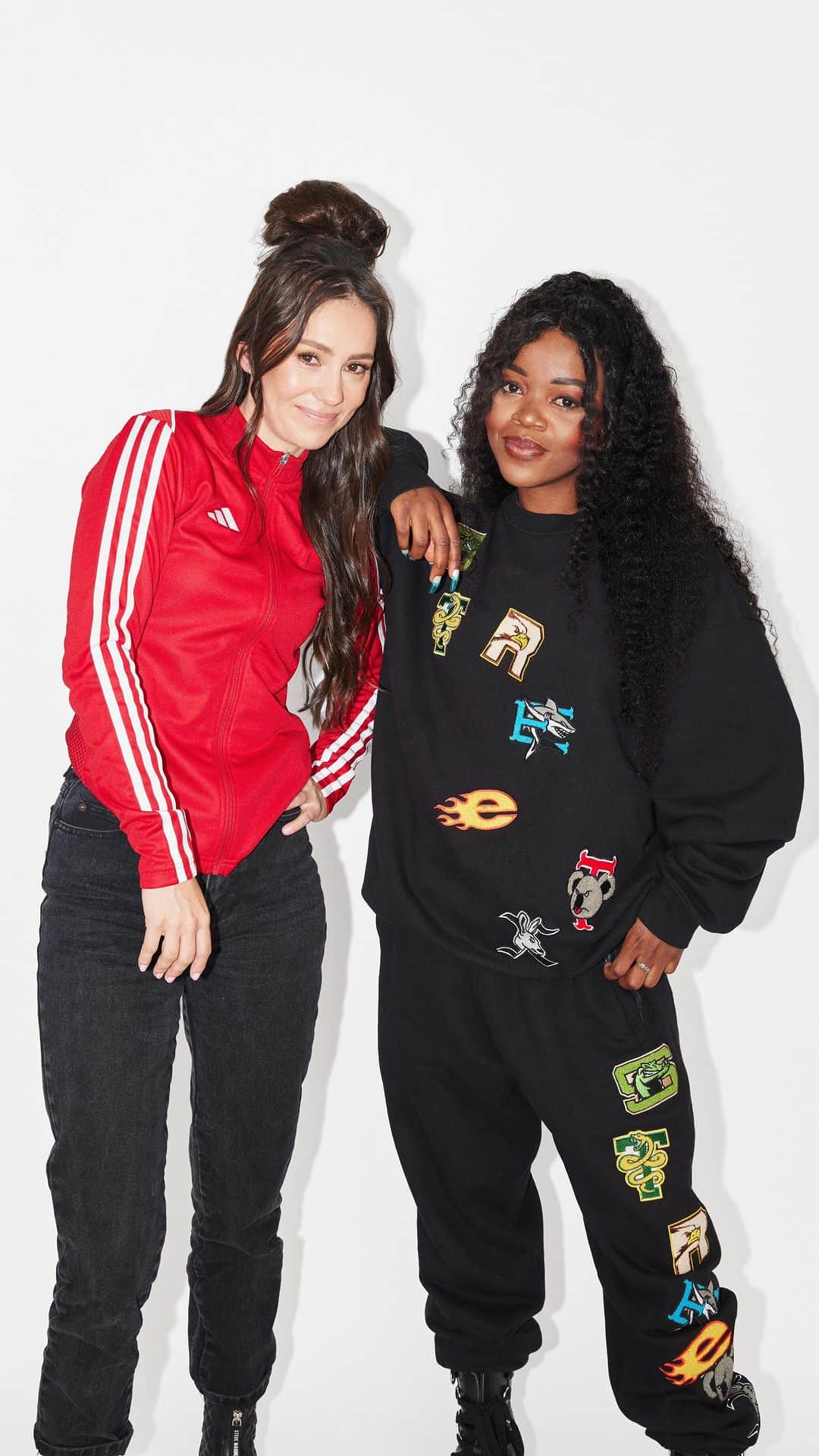 Apple Musicのインスタグラム：「In celebration of Australian Music Month, Queensland’s own @amyshark is putting the spotlight on Aussie music in her new Apple Music radio show, Feeding Time Radio. Listen now to Episode 1 with special guest @tkaymaidza. Link in bio.」