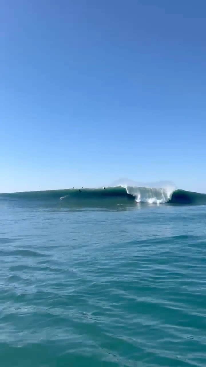 surflineのインスタグラム：「Mavericks update: The tide is on its way out and the sets are getting a lot more top to bottom. @tylerlarronde fully committing, but paying the price with the ones behind it (he’s okay). 🎥: @arefrapwell」