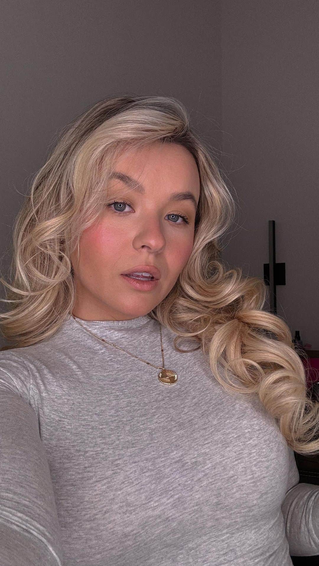 のインスタグラム：「25% off haircare products has never looked so good 😉  This perfect blowout is nearly impossible without the help of some epic products and a stylist like @cindyduplantis ✨From now until October 29th, you can visit your local @chattershairsalon to shop the final 10 days of Chatters’ exclusive Hair Event with 25% off select brands - this is truly the one-stop shop for all your hair care needs!  And trust me, your faves are on sale, with brands like @redken, @Pureology, @Matrix, @Biolage, and @lorealpro all offering an epic discount. This promotion is available in-store and online at chatters.ca - *Promotion excludes Kits, Litre-Sized products & the L’Oreal Steampod*   #hair #hairtutorial #blowout #hairstyle #hairtips #hairgoals #hairtransformation #hairideas   #ChattersHairSalon #StyleHappy *AD」
