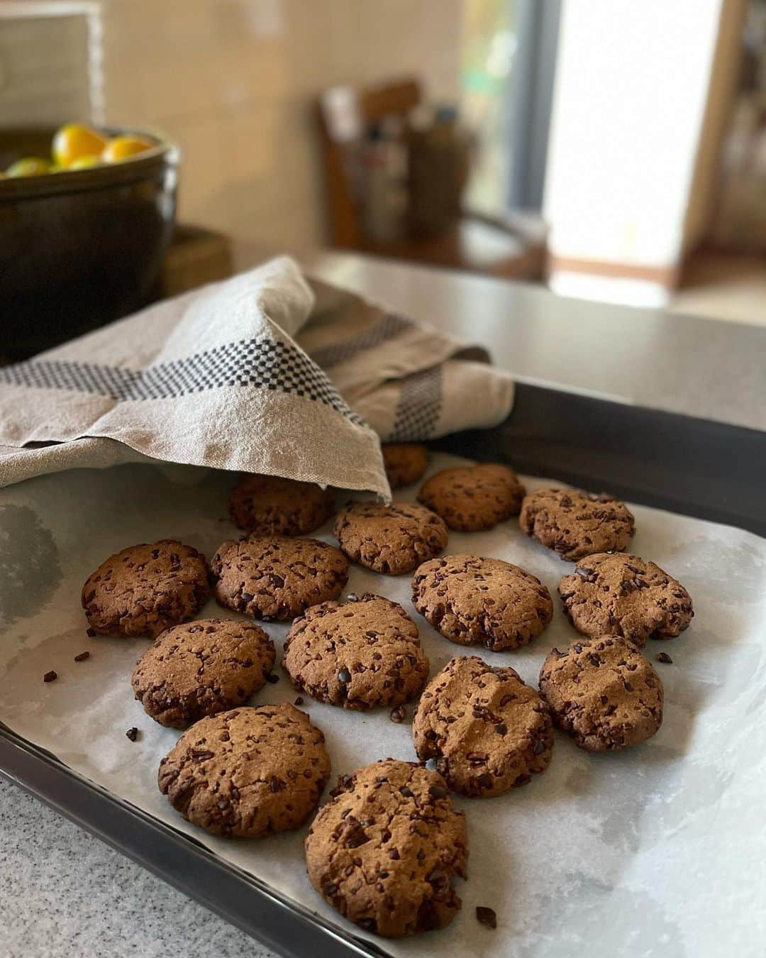 結城アンナさんのインスタグラム写真 - (結城アンナInstagram)「🍪歯応えのある全粒粉、カカオニブ、EVOオイル,ビーガンクッキー🍪☺️最近スィーツ作りに良くカカオニブを使います。 Wholewheat,Cacao Nib & EVO oil Cookies (vegan) ⁡ 材料 A) 全粒粉・・270g ベーキングパウダー・・1小さじ 海塩・・1小さじ B) メープルシロップ・・100ml EVOオイル・・100ml モラセス・・1小さじ(瓶詰めの濃いシロップ、モラセス・マイルド・フレーバー) きび砂糖・・30g C) カカオニブ・・100g ⁡ 作り方 ☆オーブン予熱190℃ ☆オーブントレーにベーキングペーパー敷く ☆ボールにA)を混ぜ合わせる ☆もう一つ大きめのボールにB)を混ぜ合わせる ☆B)のボールにA)&C)を加えて混ぜ合わせる ☆混ぜ合わせたクッキー生地を大さじ1程度手に取って、軽く丸めて、用意したオーブントレーに、間5cm間隔で並べて手で軽く押す ☆熱いオーブンに焼く15分〜, 冷めるまでオブントレーに乗せたままで置く ☆クッキー18〜20個  #クッキー #クッキー作り #クッキーレシピ #カカオニブ #歯ごたえ　#ビーガン」10月20日 8時08分 - ayukihouse