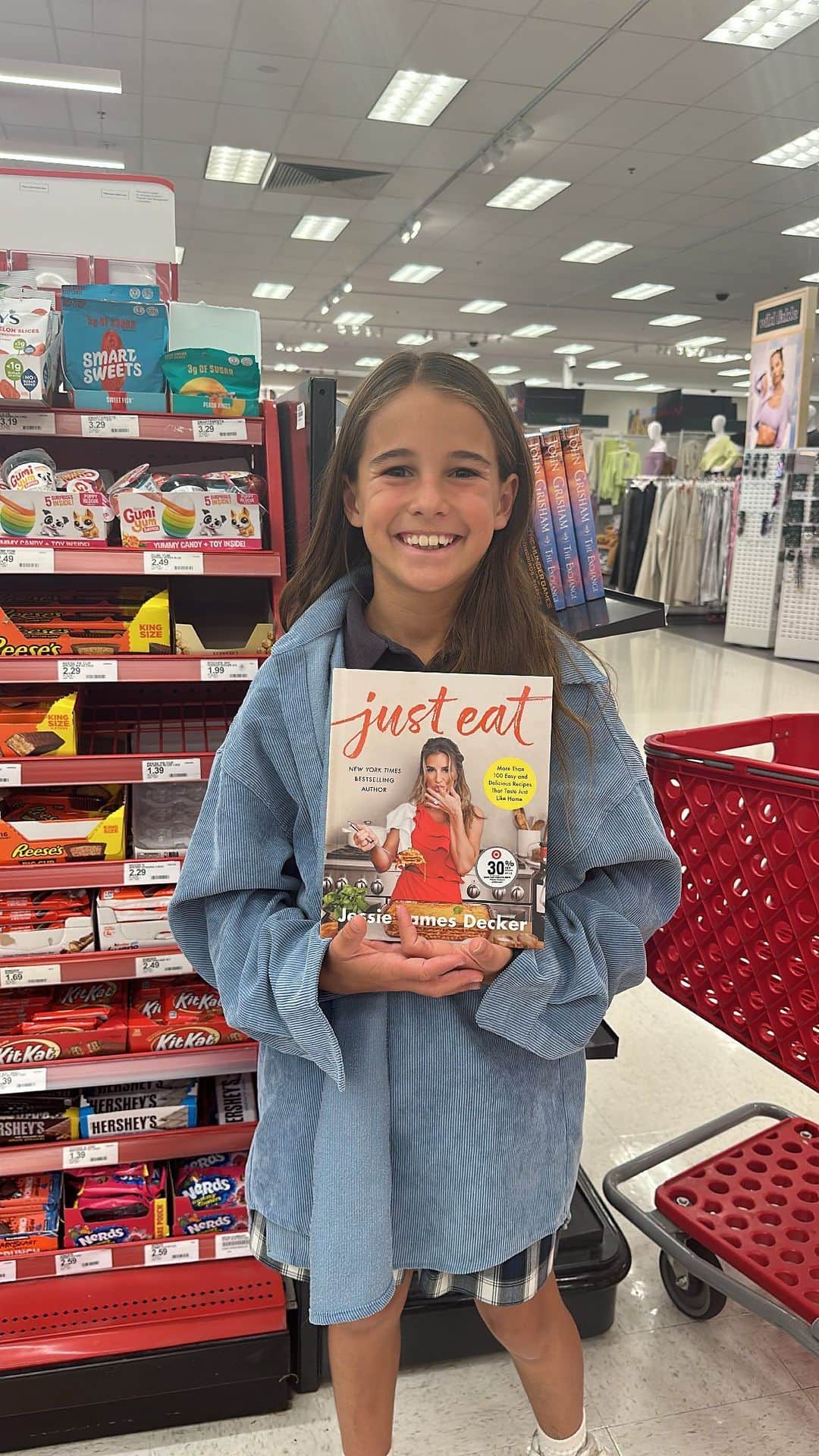 Jessie Jamesのインスタグラム：「Finally got to see my new book “Just Eat” at @target ❤️❤️❤️ I felt so special it was at the front of the store and in the book section 🥰 I even snuck a few signatures, Vivi did too😊 link in bio to get your copy’ ALSO🤩Head over and follow @justfeedme cus we have a surprise coming any minute 🤫 a giveaway you won’t wanna miss 🥳🤩」