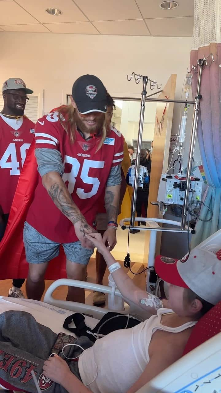 サンフランシスコ・フォーティナイナーズのインスタグラム：「Jason is 14 years old, a huge 49ers fan and awaiting a heart transplant at the local children’s hospital. Yesterday, his favorite team paid him a surprise visit ❤️💛 #IGYB」