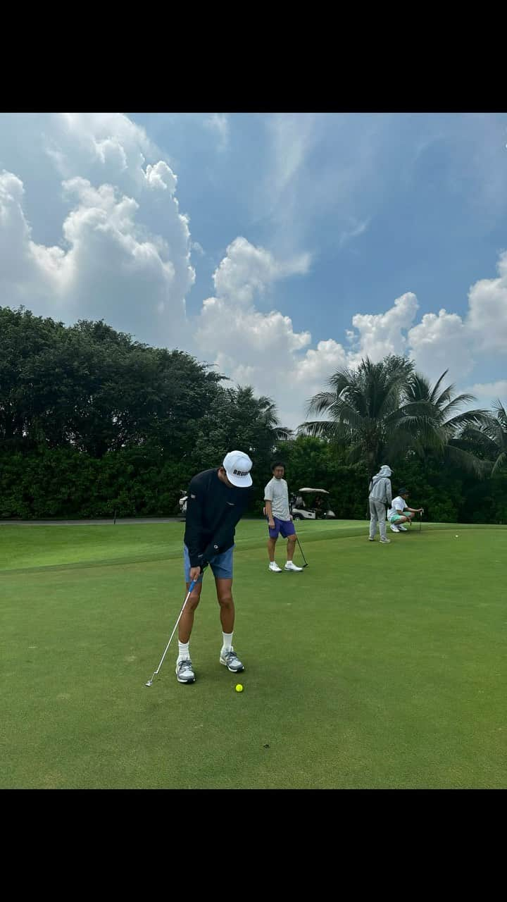 幸太のインスタグラム：「Golf in Ho Chi Minh  人生2回目の18ホール回った場所に 人生4回目にして戻って来ました（笑）  いやっー、ベトナム🇻🇳は 半端なく熱いし、難しいし😅  まだまだ顔も動かせない ドライバーは使えない 斜めの位置からの打ち方も分かって無い  そんな僕ですが、 周りの人達のおかげで 自分との戦いを楽しめております♪  こうやって旅先で サーフィン🏄やゴルフ⛳️を楽しめるようになる為に これからも課題を持ってコツコツやっていきます  Thanks for support my big bro’s @toyomichikokaji  @hagichan8  @shin_stagram2023   #ゴルフ #ベトナムゴルフ  #旅ゴルフ  #目指せ #surfandturf」