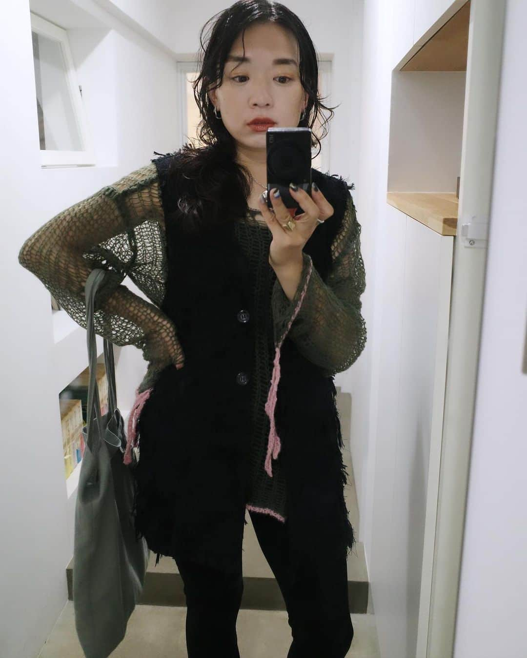 野村仁美のインスタグラム：「今日の服🦥  Haigdoneのモヘアニット下ろしました。 服を作り始めて知ったKhakiという色味の種類の多さよ。 このKhakiは浅めのグレーがかった色味が最高にお気に入り。あみあみだけど暖かい〜  耳は最近 Sykiaのオニキスピアスばかり付けてる✌️  Knit @haigdone_official  Vest @sahara_japon  Shoes @sahara_japon  Accessory @sykia_official Bag @yeau_official  #haigdone#sahara#marte_snap#sykia#yeau#モヘアニット#オニキス」