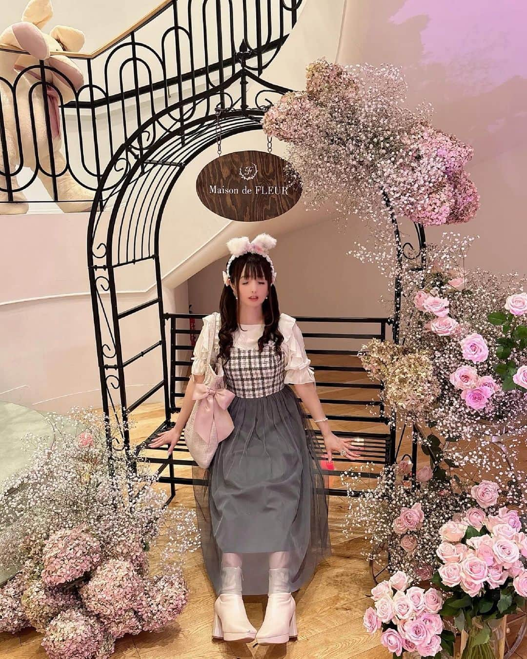 伊藤芽衣のインスタグラム：「Maison de FLEUR ブランド誕生10周年を記念した 特別なアニバーサリーイベントの ⁡ レセプションパーティーに ご招待いただきました🎀 ⁡ 全てがかわいくて。 世界観が大好きな Maison de FLEURさま♡ ⁡ 10周年 おめでとうございます🎈 ⁡ #メゾンドフルール #maisondefleur #maisondefleur10」