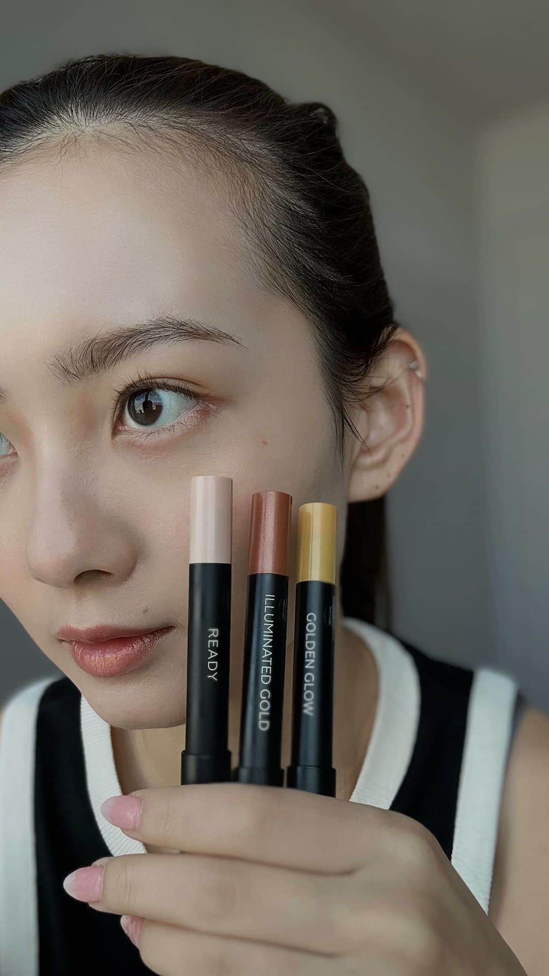 青山舞莉のインスタグラム：「morning quick makeup using @uneven_jp multistick  急いでる時にこれだけでメイクできちゃうとてもお気に入り🤍😭  #uneven  #makeup #メイク動画 #秋メイク   #pr」