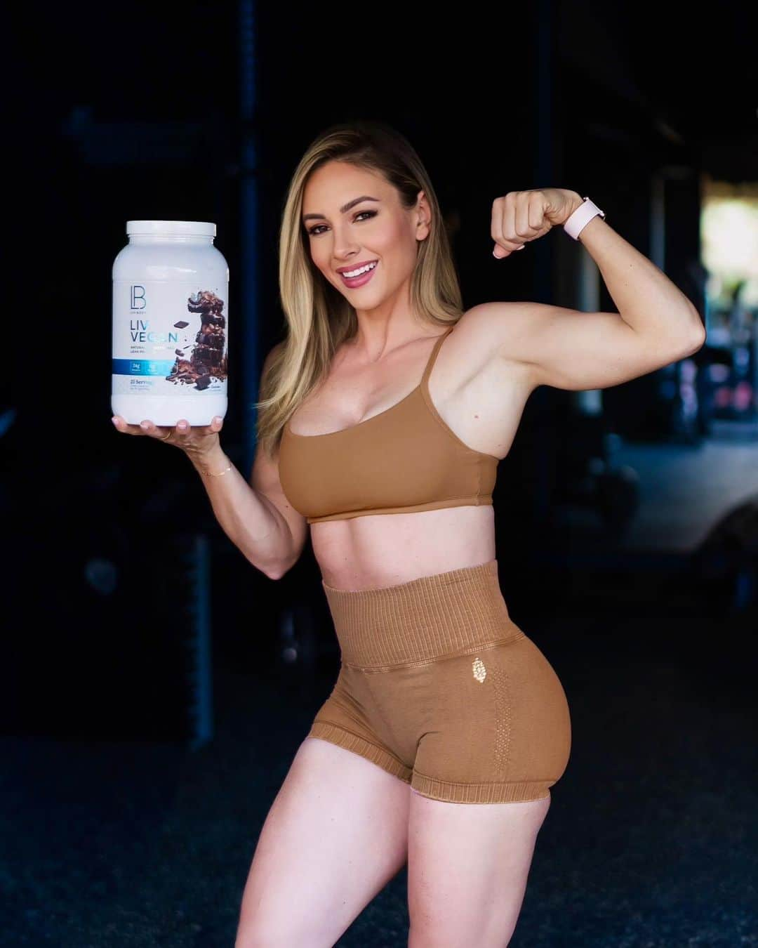 Paige Hathawayのインスタグラム：「YOU ASKED.. WE LISTENED! 🤗🤤 Introducing our new LIV Vegan Flavor in Chocolate!  COMMENT 🤎 IF YOU’RE A CHOCOLATE FAN *like me  Why LIV protein is better than the rest:  💪 @livbody use the highest quality organic pea protein that is Non-GMO verified, gluten free, made without dairy, artificial flavors, colors, or sweeteners.  💪 Our Protein is FREE OF ALL ARTIFICIAL SWEETENERS AND other harmful INGREDIENTS like Sucralose. It’s created and sweetened with real ingredients like Cane Sugar.   💪 Each scoop is packed with antioxidants, anti-inflammatory nutrients, and added probiotics and digestive enzymes to enhance gut health and improve digestion.   Use code: PAIGE @ checkout for 20% your order!   #veganprotein #chocolate #wellness #natural #flex」