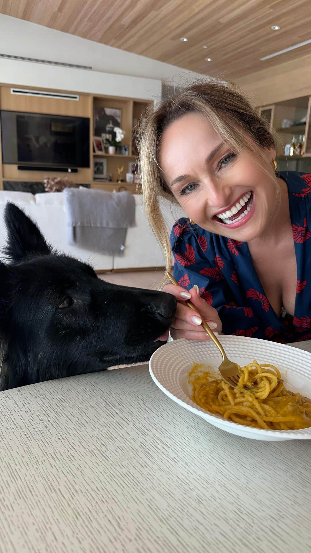 ジャーダ・デ・ラウレンティスのインスタグラム：「Carbonara 🤝 Pumpkin- a creamy, cozy twist on Carbonara that you’ll be making all Fall! Recipe on @thegiadzy  👗: @ladoublej」