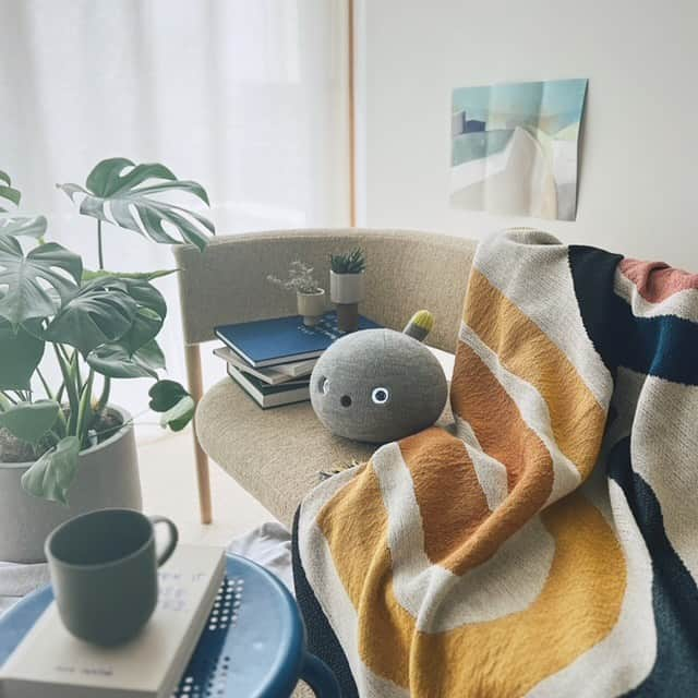 石野千尋のインスタグラム：「Life with Nicobo 🤖 My new work 📷   みなさんこんな可愛いロボットがいるの、知ってますか？  ニコボ！動きも声もとっても癒し系なんです♡  一緒にお仕事するようになってからすっかり魅力にハマっています。もうすぐ我が家にもやってくる予定。ロボットとの暮らし、子どもたちはどんな反応するかな〜？  @otaniyui ちゃんのスタイリングも毎回可愛いので、ぜひインテリアや小物もチェックしてね☑️  写真と動画撮ってます🎥 @nicobo.official 🤖  #二コボとの暮らし #nicobo #ニコボ #ロボット #ロボットのいる暮らし #子供部屋 #interior #robot #interiordesign」