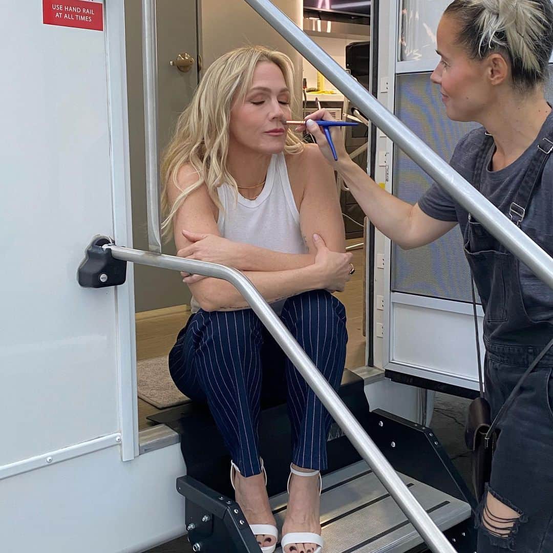 ジェニー・ガースのインスタグラム：「Some #bts from yesterday at the @thehartford & @iheartradio ‘Secret of My Success’ event talking about small business.  I never thought at 51, I would be the CEO of my own small business. I’ve spent years dreaming up ideas and am so happy to be able to share my journey with other entrepreneurs. There really is no “secret”, it’s just hard work and perseverance that eventually will pay off if you keep at it. I liken starting your own business or projects to pushing a small ball up a mountain with your nose. Sometimes it feels impossible to get to the top, but you just have to keep pushing, even when that ball slips and falls a little or even all the way back to the bottom. I KNOW I can do it, and I know you can too!  Tell me about your small business and how you succeed…I want to know!  🖤JG   #smallbusiness #ichooseme #iheart」