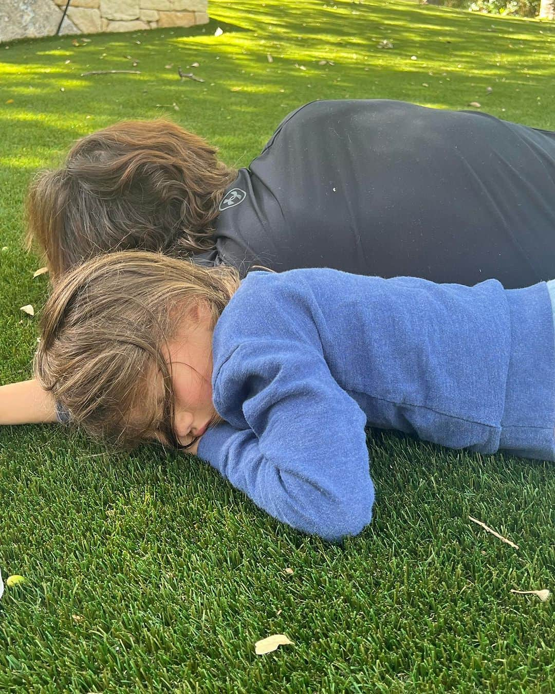 ジャレッド・パダレッキさんのインスタグラム写真 - (ジャレッド・パダレッキInstagram)「Flu B SUUUUUCKS!… I wouldn’t wish it on anyone.  But, I did get to take an impromptu outdoor nap with my little angel… #FindTheSilverLining Photo credit: @genpadalecki  (Is it weird when your wife takes pics while you’re sleeping???… 🤔)」10月20日 8時32分 - jaredpadalecki