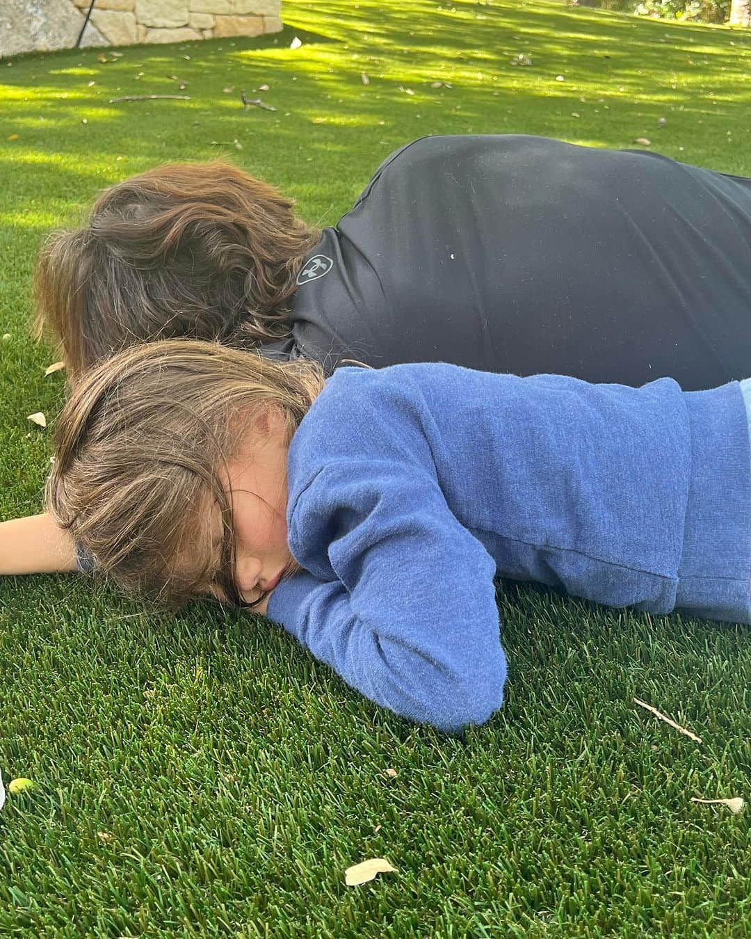 ジャレッド・パダレッキのインスタグラム：「Flu B SUUUUUCKS!… I wouldn’t wish it on anyone.  But, I did get to take an impromptu outdoor nap with my little angel… #FindTheSilverLining Photo credit: @genpadalecki  (Is it weird when your wife takes pics while you’re sleeping???… 🤔)」