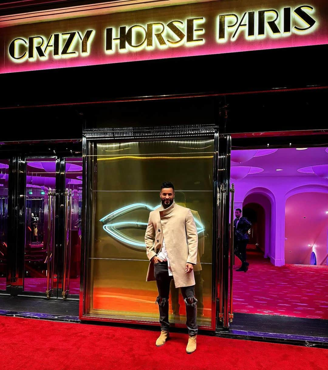 リッキー・ウィットルのインスタグラム：「Well I couldn’t leave #Paris without catching up with my ole friends at @crazyhorseparis_official 🇫🇷🇫🇷💃🏻💃🏼💃🏽💃🏿 Always a great show,classy and fun. Big thanks to big #Vince you gentleman 🙏🏾 #juliette @flo_montecristo @tina_tobago @paige_shand #lolitakisscurl @valerie_x_cj and of course all the wonderful performers from #crazyhorseparis who send guests home with a little Paris in their hearts 💕   J’espère vous revoir ❤️ #cabaret #paris #crazyhorseparis」